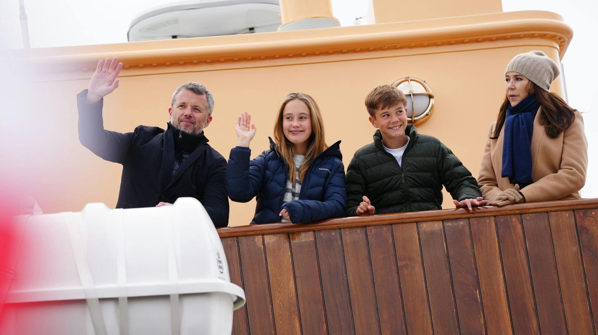 Billedet afslører, at Frederik og Mary har taget deres to yngste med på tur: Josephine og Vincent.