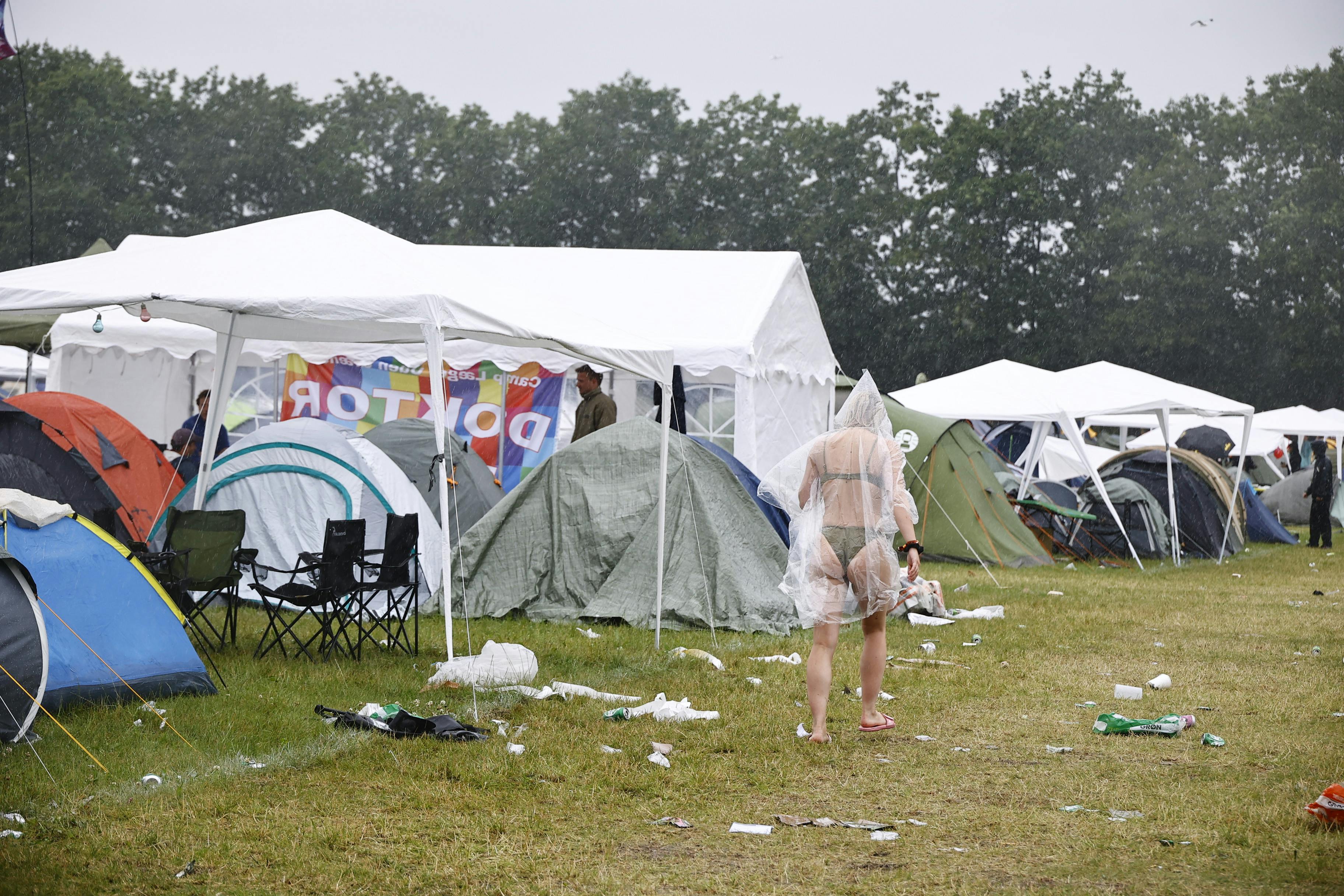 Et sæt undertøj og et gennemsigtigt regnslag er en del af moden på dette års Roskilde Festival.