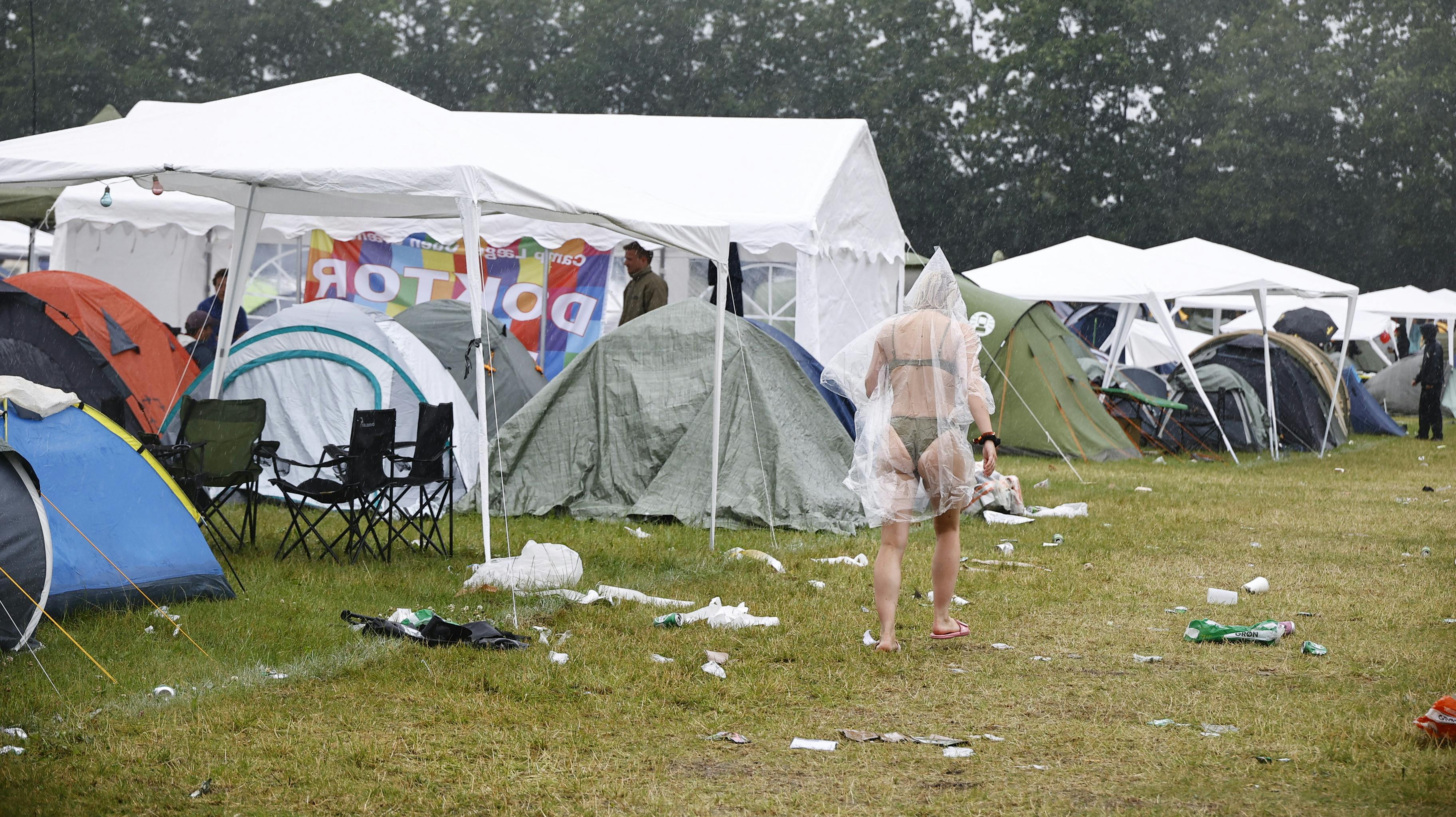 Et sæt undertøj og et gennemsigtigt regnslag er en del af moden på dette års Roskilde Festival.