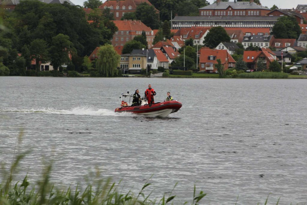 Hele lørdag blev der ledt efter den 20-årige mand, men uden held. Der fortsætter eftersøgningen søndag.