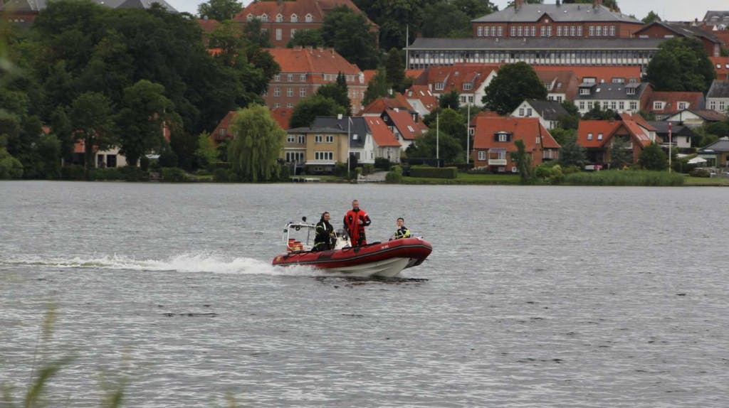 Hele lørdag blev der ledt efter den 20-årige mand, men uden held. Der fortsætter eftersøgningen søndag.