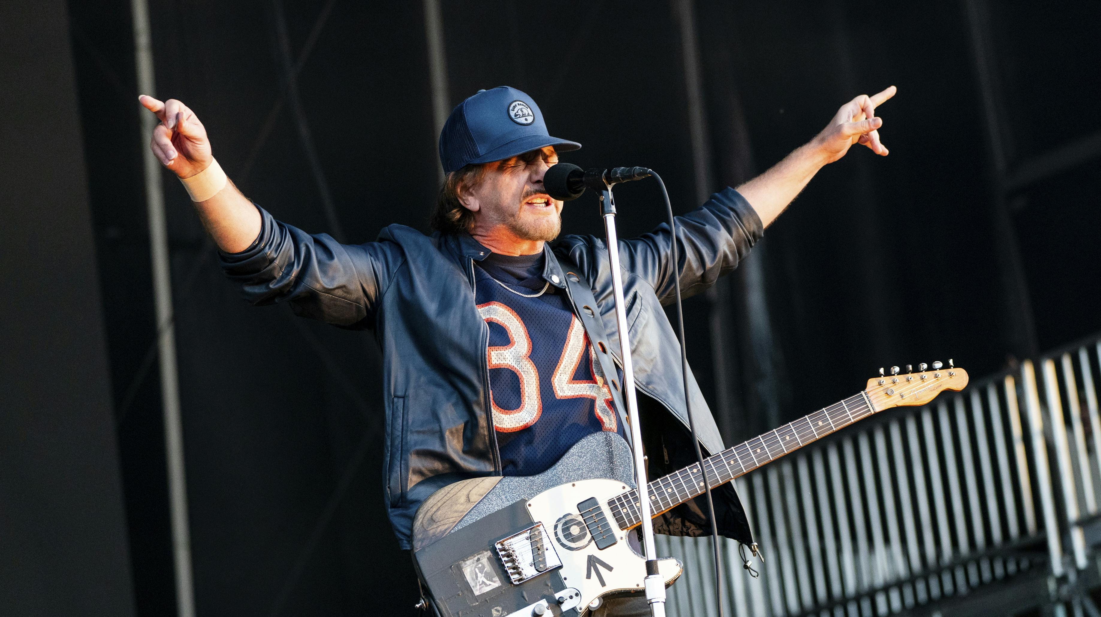 Eddie Vedder og resten af Pearl Jam har været nødsaget til at aflyse to koncerter i Berlin.