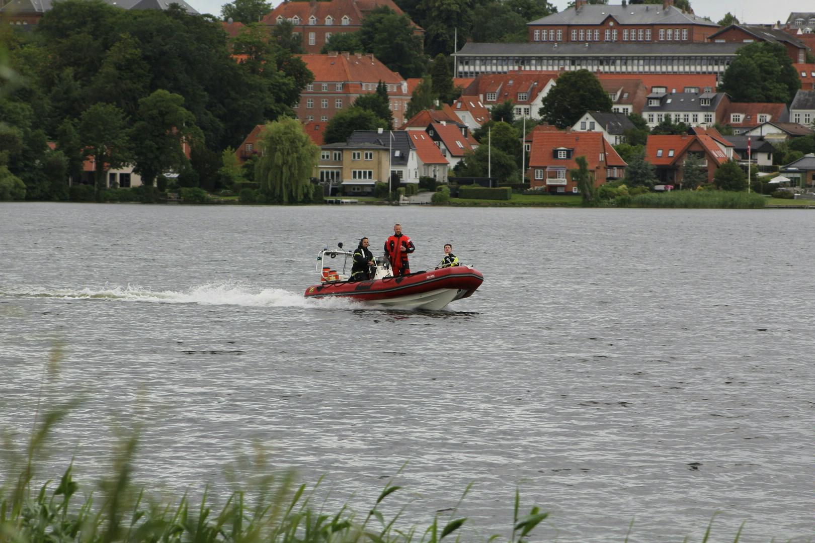 Politiet har siden natten til lørdag søgt efter en 20-årig student, som ikke er blevet set siden han sejlede ud på Nørresø i Viborg i to kajakker med to venner.&nbsp;