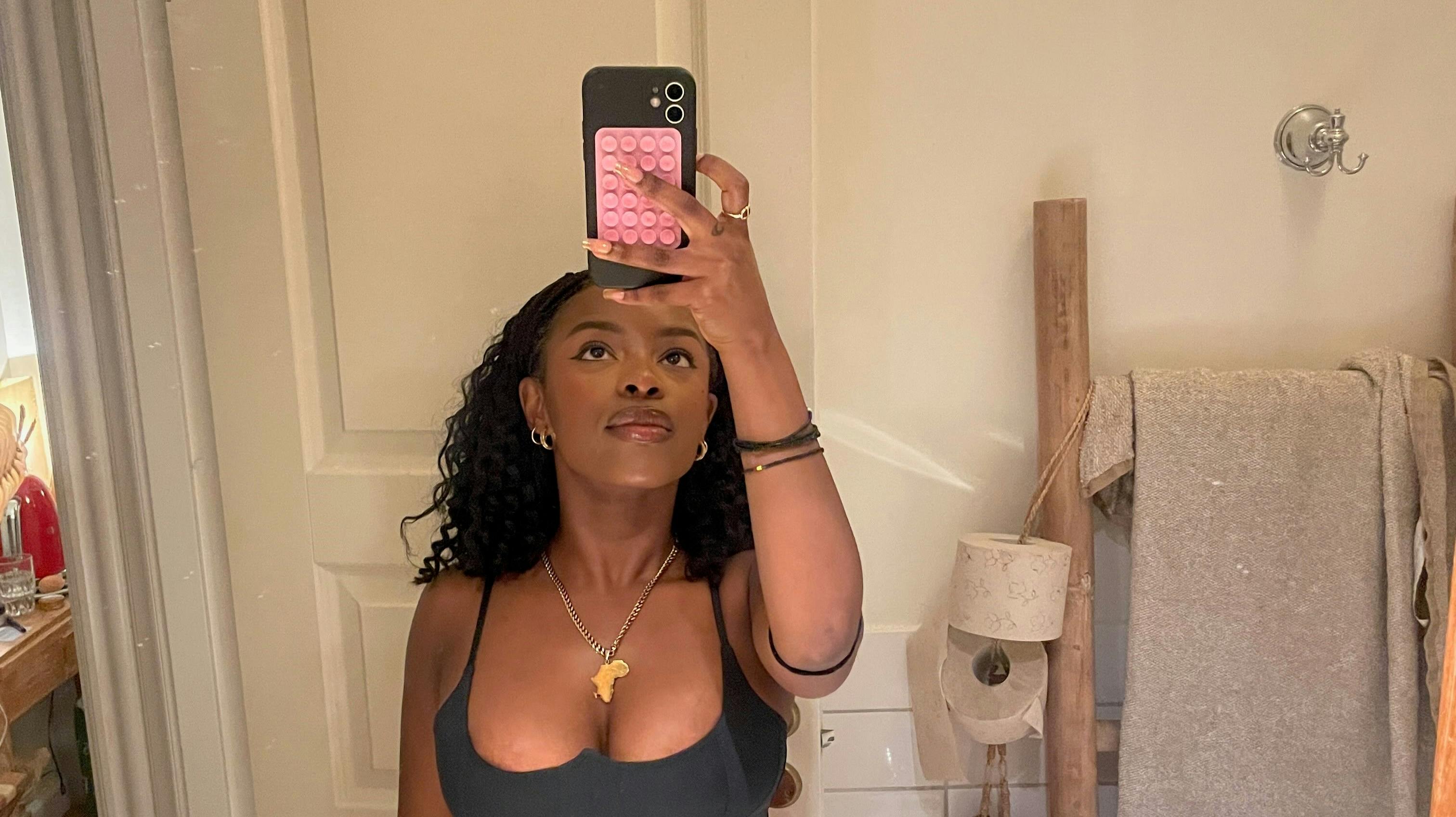 Lady Matwara dokumenterede sit outfit, som udover en nederdel og en korsetlignende top bestod af et sæt kittenheels og en åbenstående jakke.