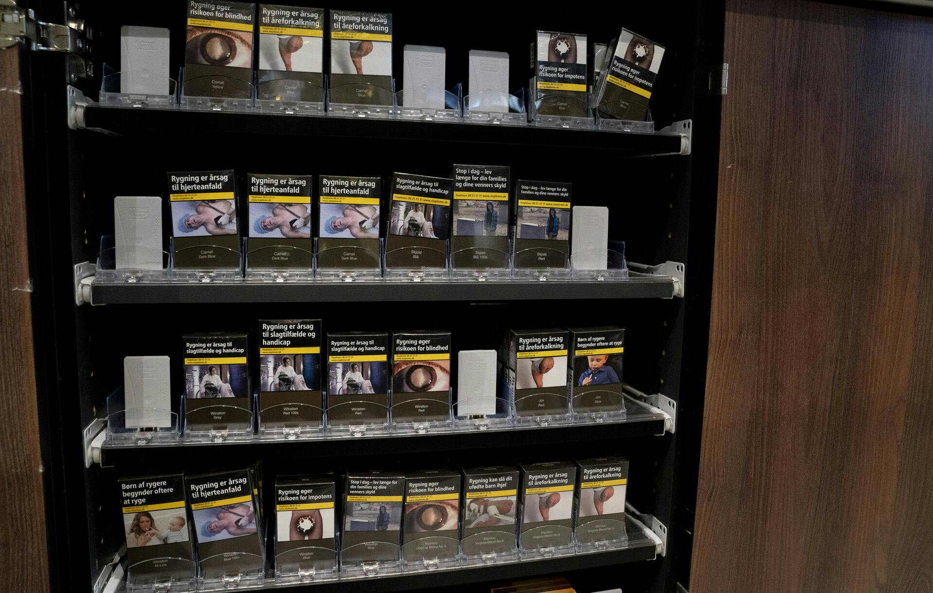 Cigaretpakker i nyt design fotograferet i København fredag den 1. april 2022. Den 1. april træder regler om standardiserede tobakspakker i kraft, og det betyder farvel til iøjnefaldende farver, logoer og grafik på bl.a. cigaretpakker. Reglerne skal bidrage til, at færre børn og unge begynder at ryge.. (Foto: Liselotte Sabroe/Ritzau Scanpix)