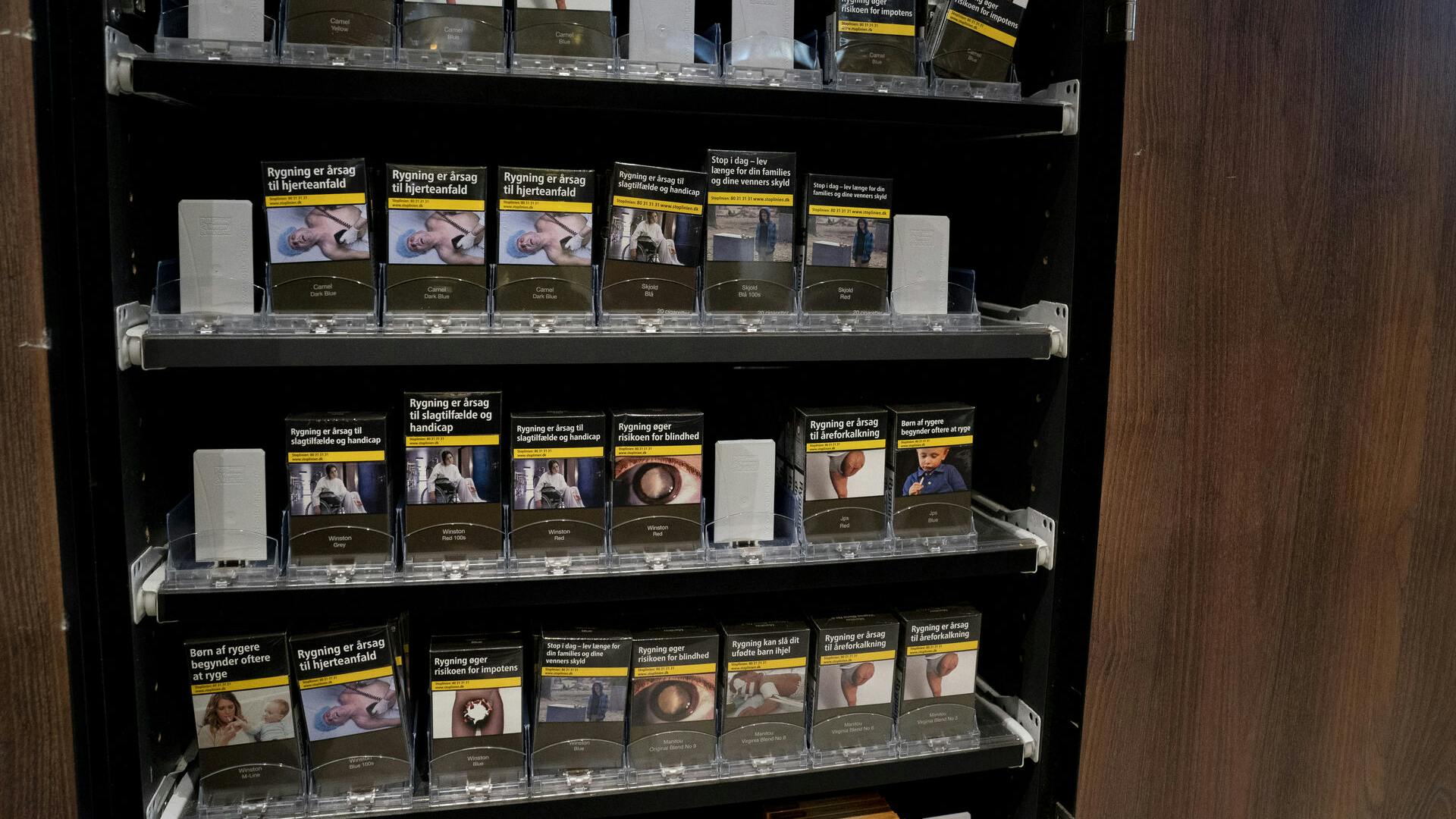 Cigaretpakker i nyt design fotograferet i København fredag den 1. april 2022. Den 1. april træder regler om standardiserede tobakspakker i kraft, og det betyder farvel til iøjnefaldende farver, logoer og grafik på bl.a. cigaretpakker. Reglerne skal bidrage til, at færre børn og unge begynder at ryge.. (Foto: Liselotte Sabroe/Ritzau Scanpix)