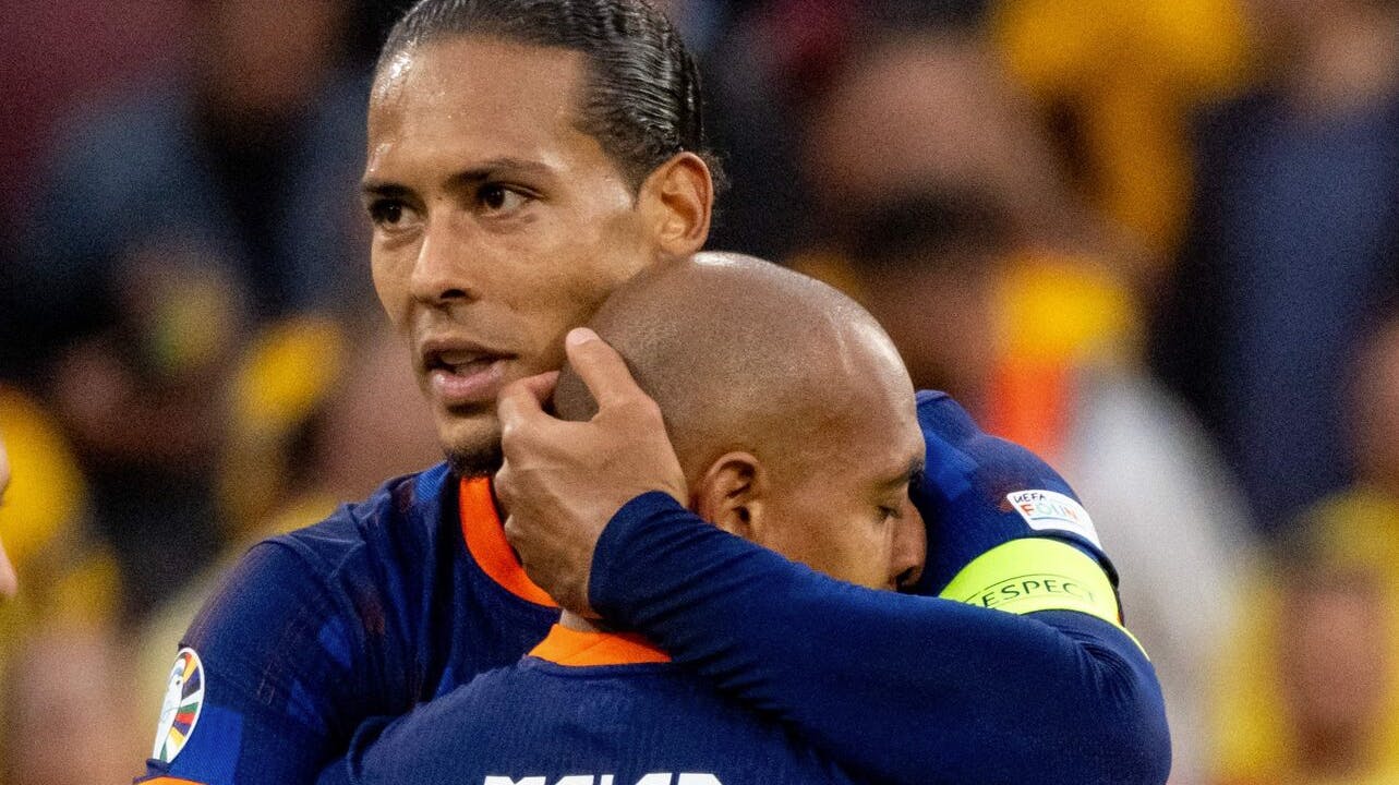 Virgil van Dijk omfavner hollændernes dobbelte målscorer Donyell Malen. 
