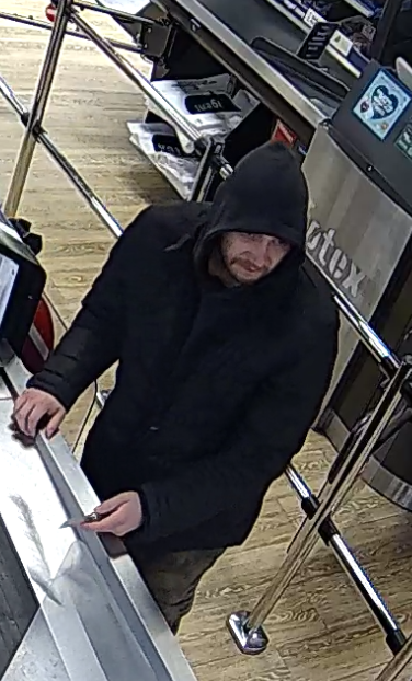 Denne hætteklædte mand er efterlyst i forbindelse med et røveri begået mod en Føtex i Odense.