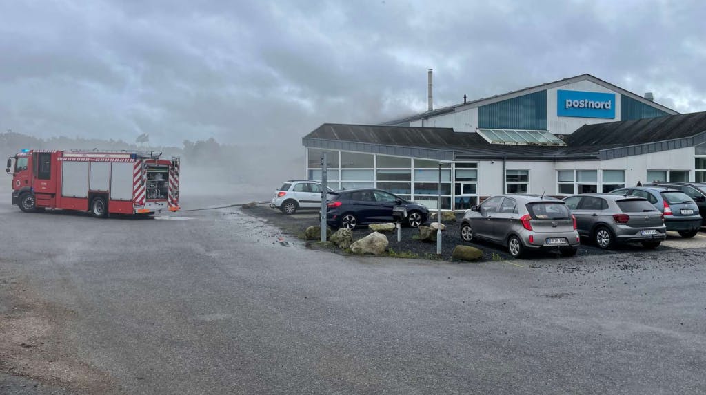 Hvis der er pakker i bygningen, bliver de nu både våde og godt gennemrøgede.