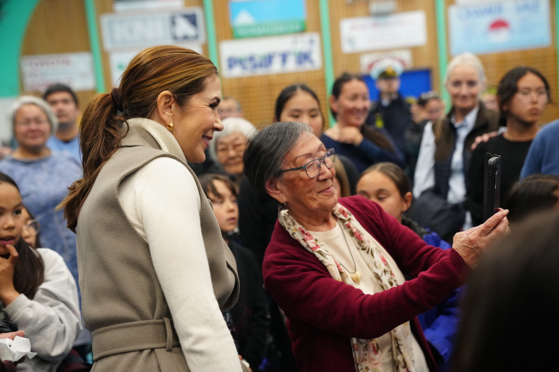 Også de ældre borgere ville have taget billeder med dronning Mary.