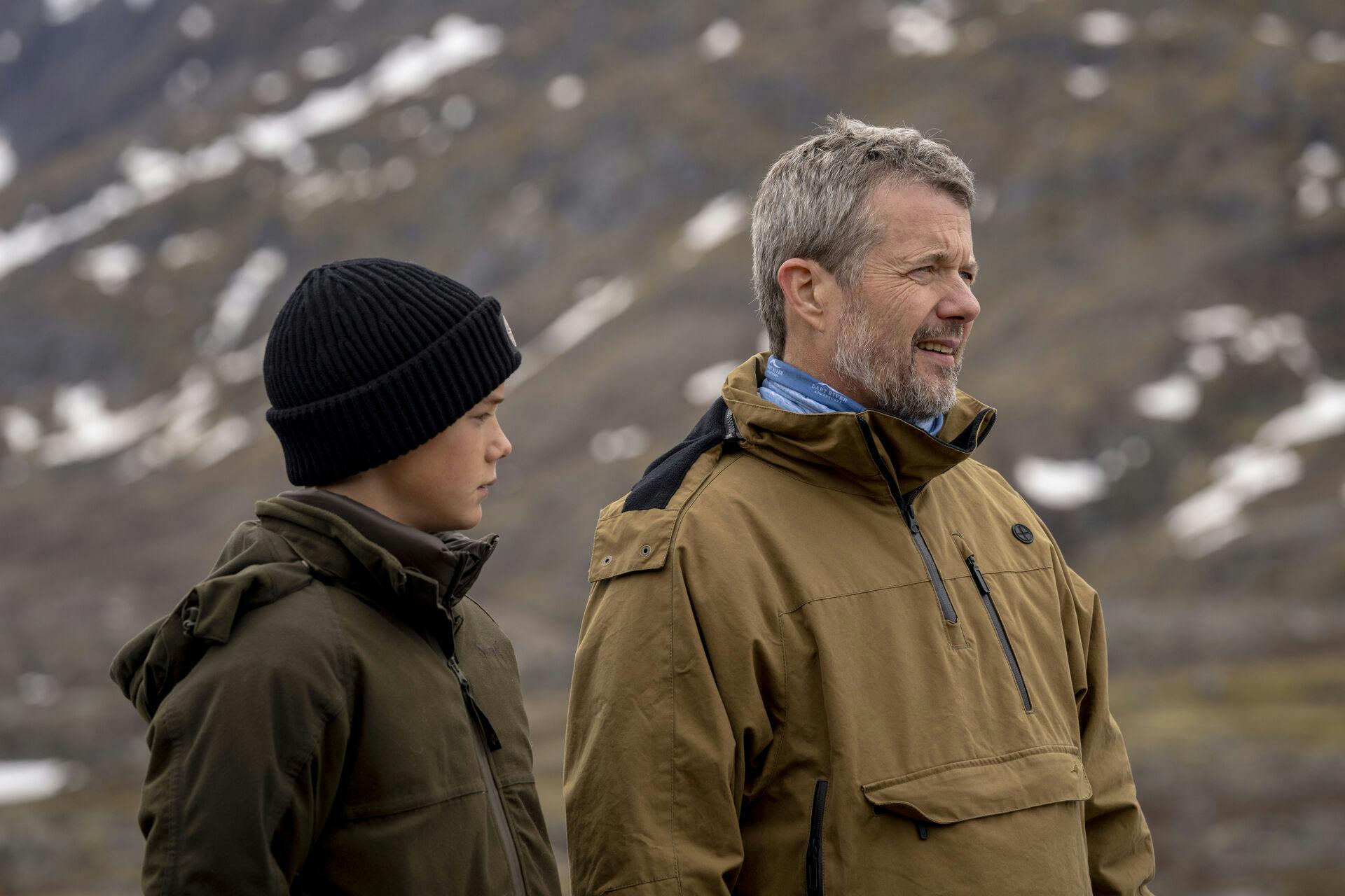 Kong Frederik er indehaver af en smart halsedisse, der sørger for at holde halsen varm. Her ses han med sønnn prins Vincent, 13.