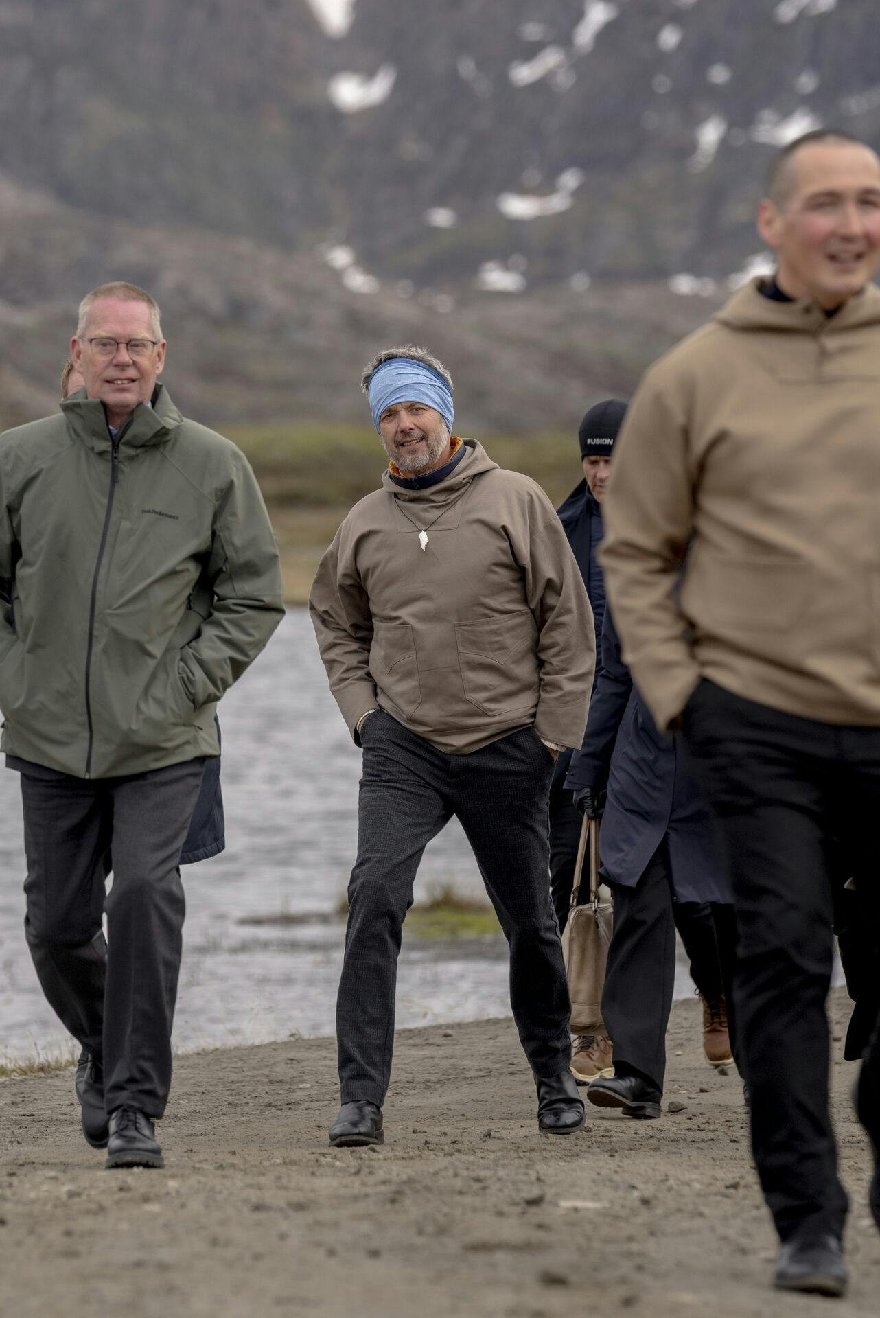 Den fikse halsedisse kan trækkes op - og på den måde lune ørerne, hvis de begynder at blive kolde.