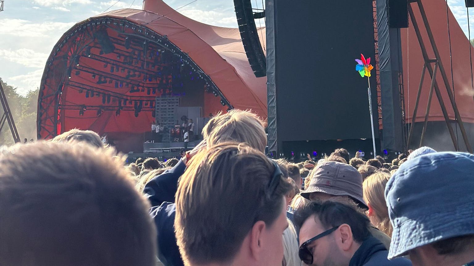 Teknikken svigter under åbningen af Orange Scene på årets Roskilde Festival.