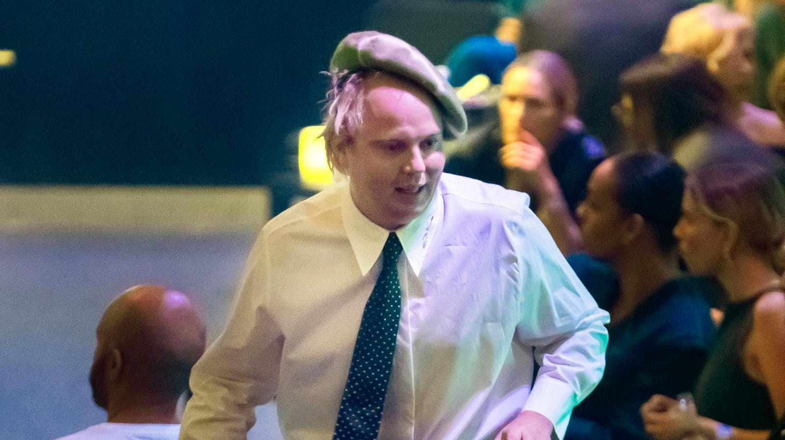 Når Andreas Odbjerg ikke tjener penge hjem fra scenen, kan han og fruen nu nyde freden på dejlige Frederiksberg.