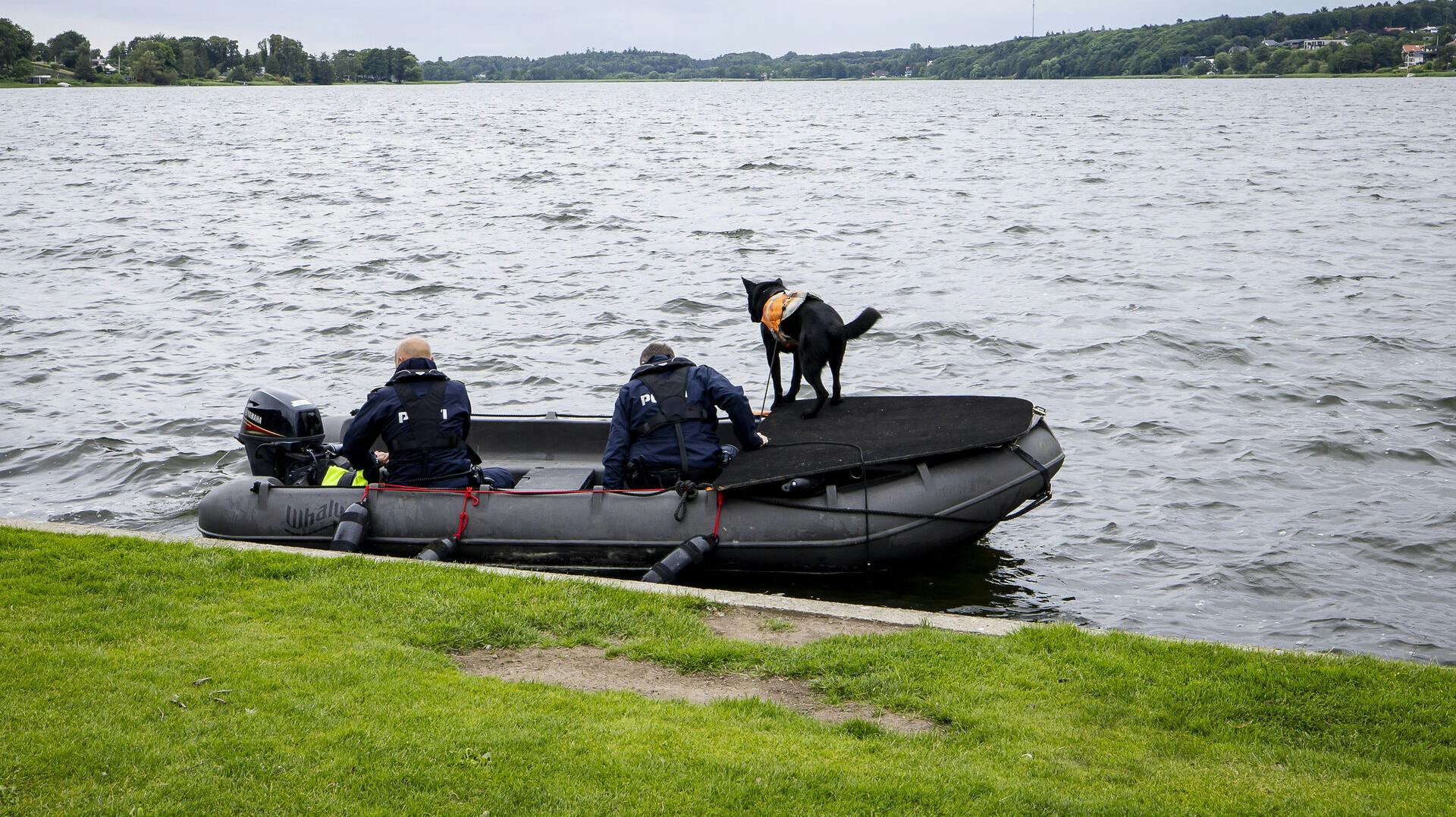 Der bruges både helikopter og vandsøgehunde i forsøget på at finde den unge mand.