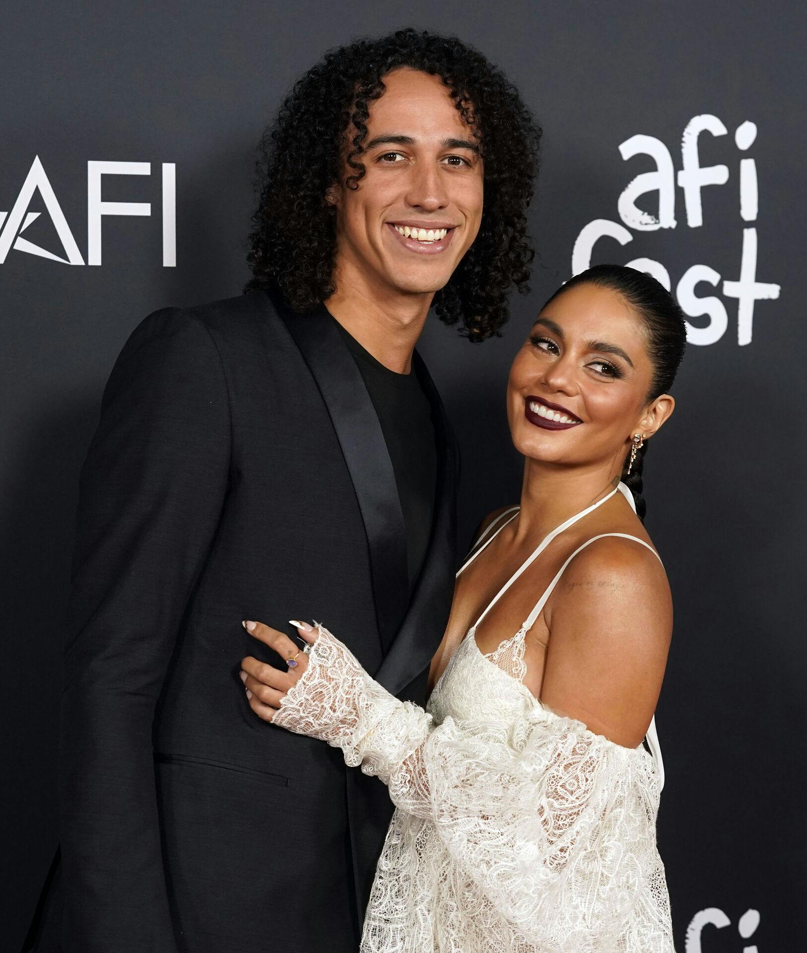 Vanessa Hudgens og Cole Tucker fotograferet til premieren på "Tick, tick....Boom!" i New York i 2021. Det var første gang, at de stod frem sammen på den røde løber.