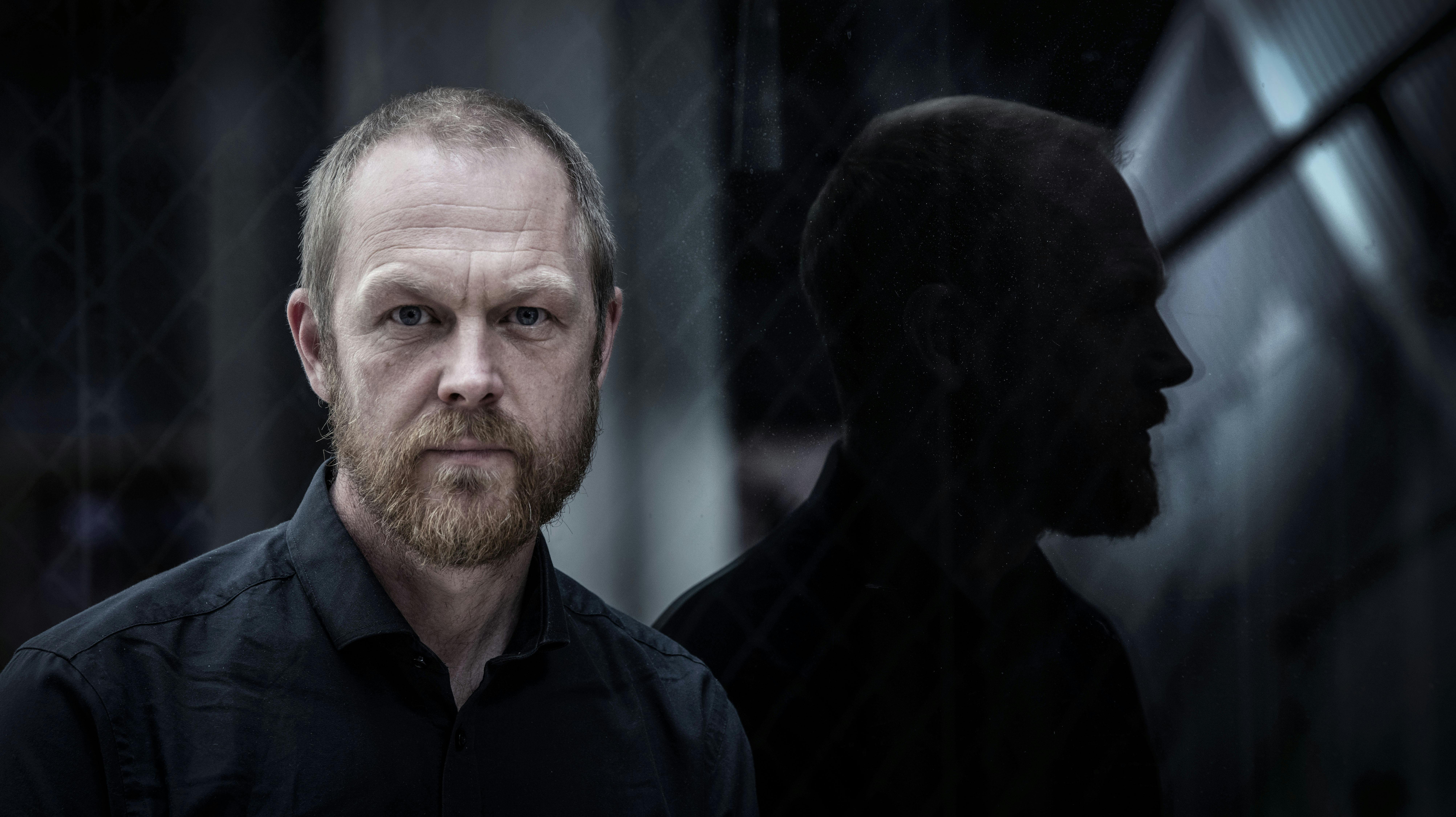 Michael Nørgaard har i to et halvt år arbejdet fortroligt med dokumentarserien ‘Den sorte svane’, der viser, hvordan kriminelle samarbejder med personer i toppen af samfundet om hvidvask og miljøsvindel.