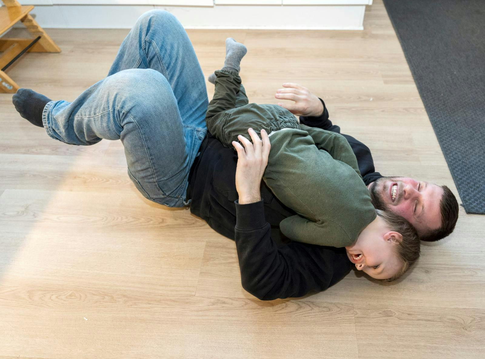 På billedet ses Daniel Brask Mainz med sønnen Louie, hvorpå bekymringerne går.