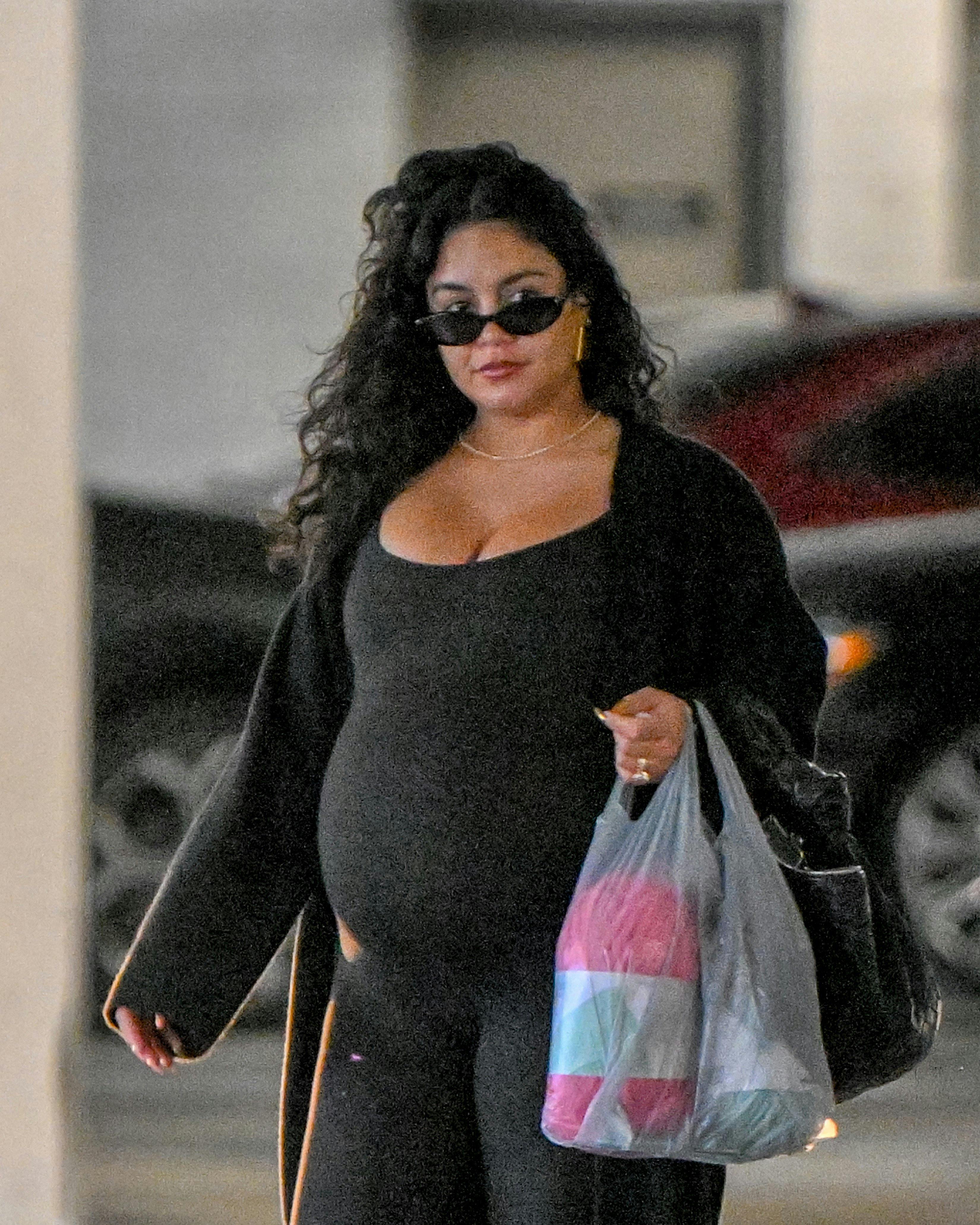 Vanessa Hudgens blev i maj spottet handle både blåt og pink garn.