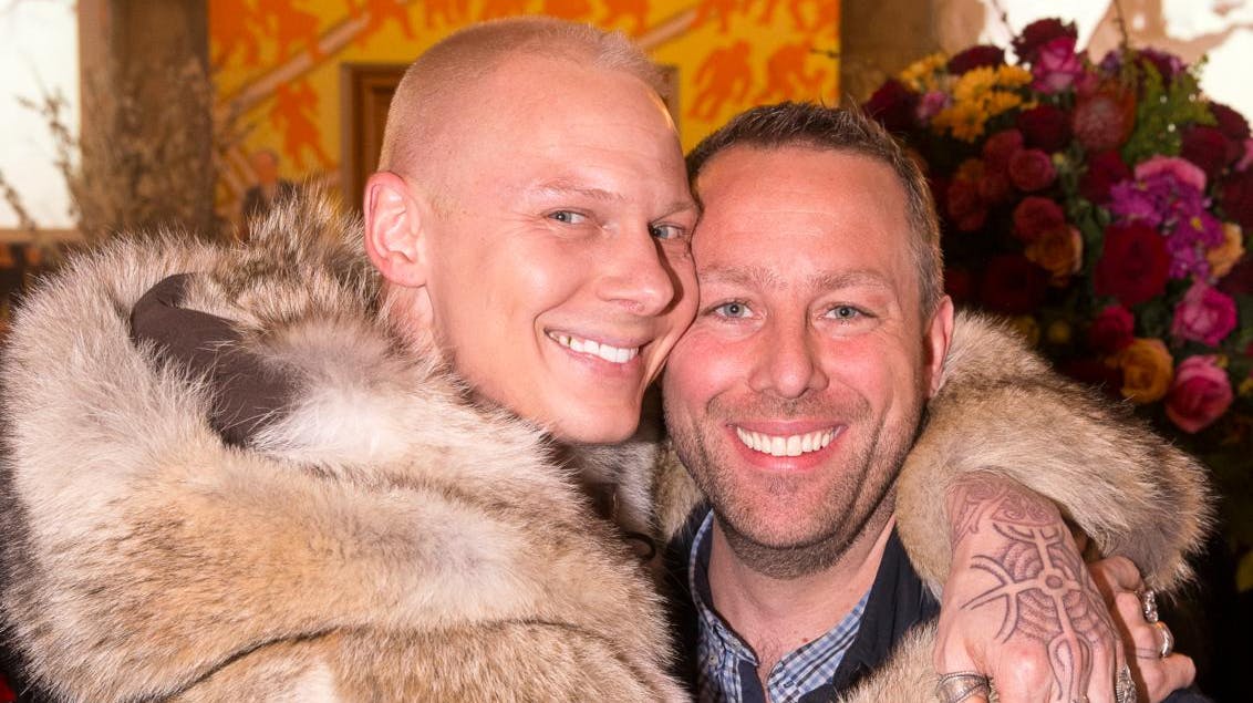 Hverken Jim eller Morten kommer til at lide nød, selvom selskabet bag deres slotsdrømme er stendødt. For mens Jim er god til at få nye ideer, sørger Morten for, at han også tjener nogle penge på dem.