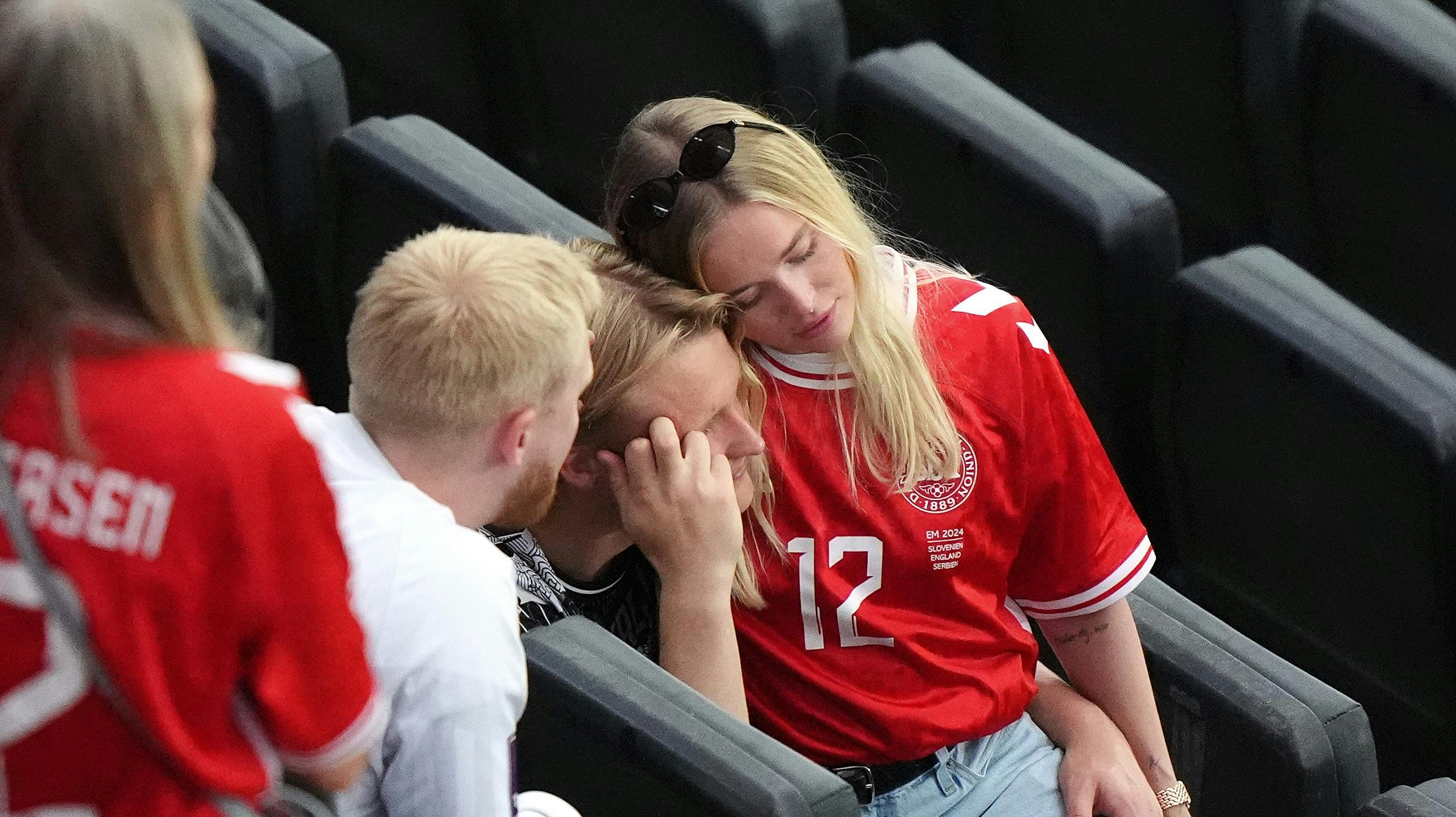 Kasper Dolberg og Lærke Julie Tranberg deler et kærligt øjeblik sammen på lægterne i Frankfurt under EM. 