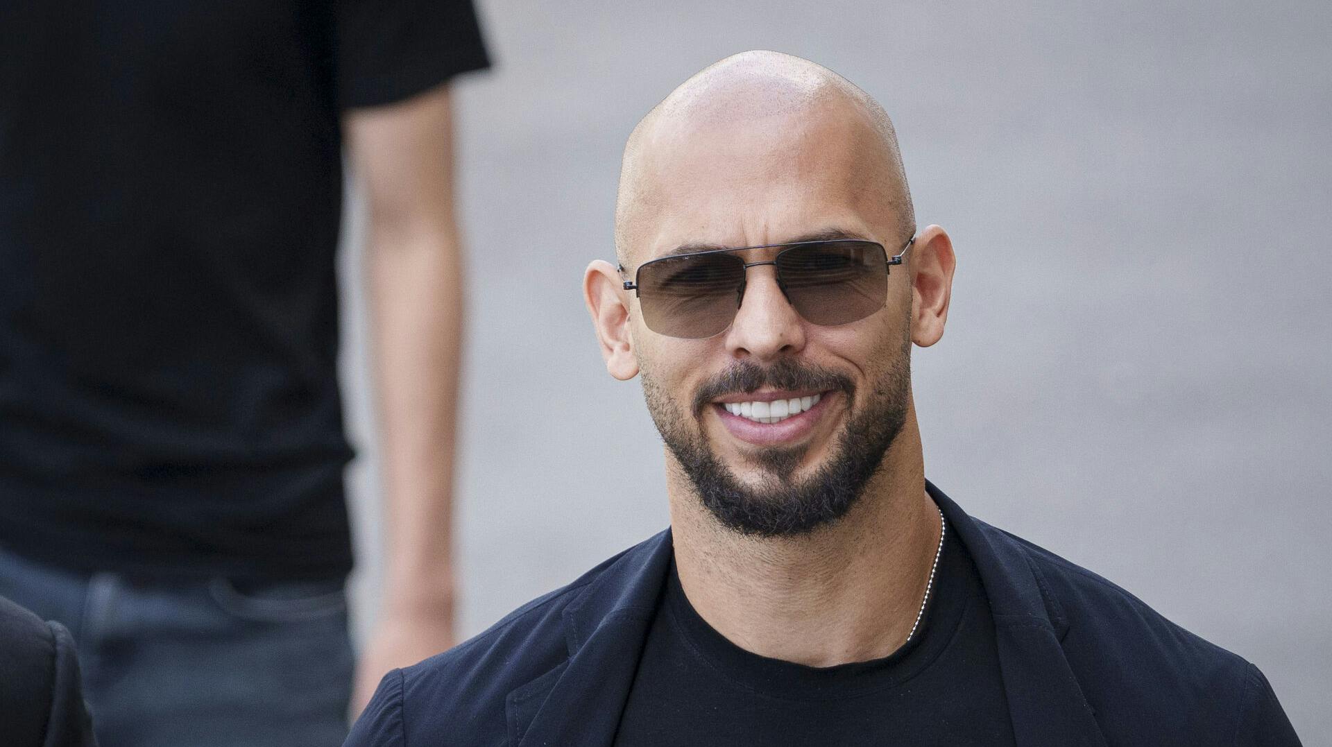 - Jeg er fri. For første gang i tre år kan jeg forlade Rumænien, skriver Tate på det sociale medie X.