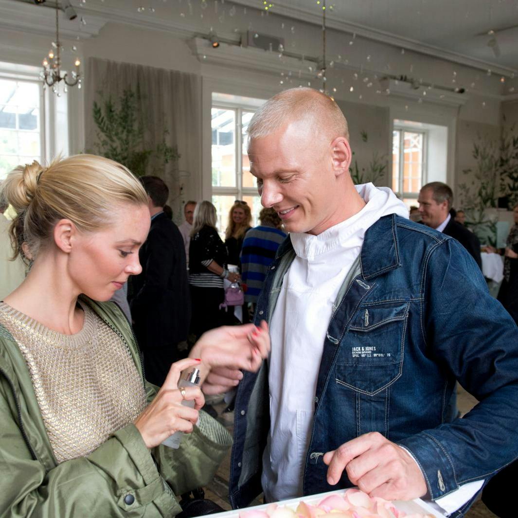Sådan så det ud, da Jim Lyngvild lancerede sin serie af parfume og hudprodukter. Indtil videre har projektet tjent meget få penge hjem - og sidste år endte det med et voldsomt underskud.