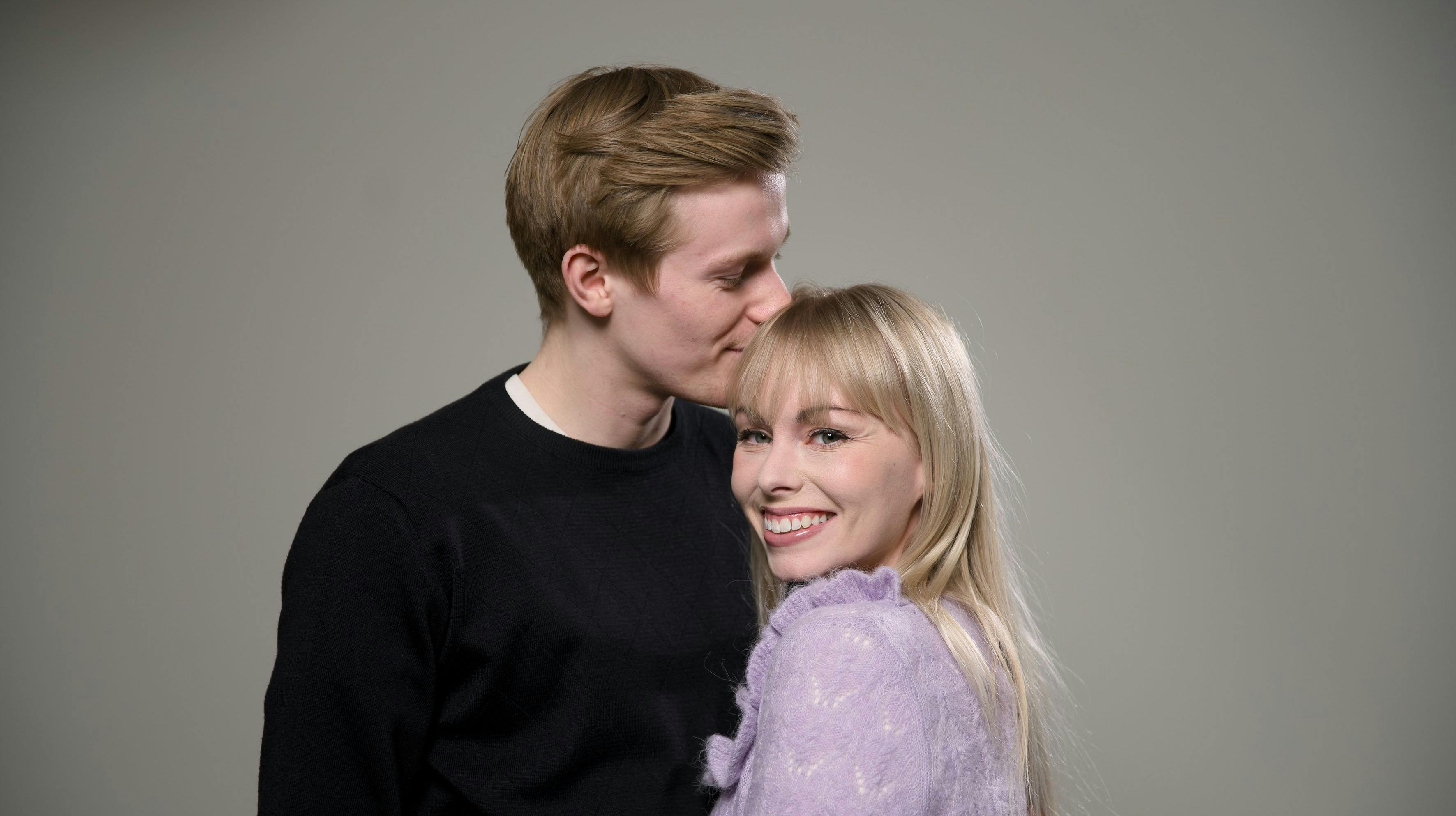 Albert Rosin Harson, 22 år og Jenna Bagge, 35 år. Skuespilleren og danseren mødte hinanden i efteråret 2020, da de blev parret sammen i "Vild med dans". nbsp;I juni kunne de så afsløre, at Jenna Bagge er gravid med en lille dreng. 