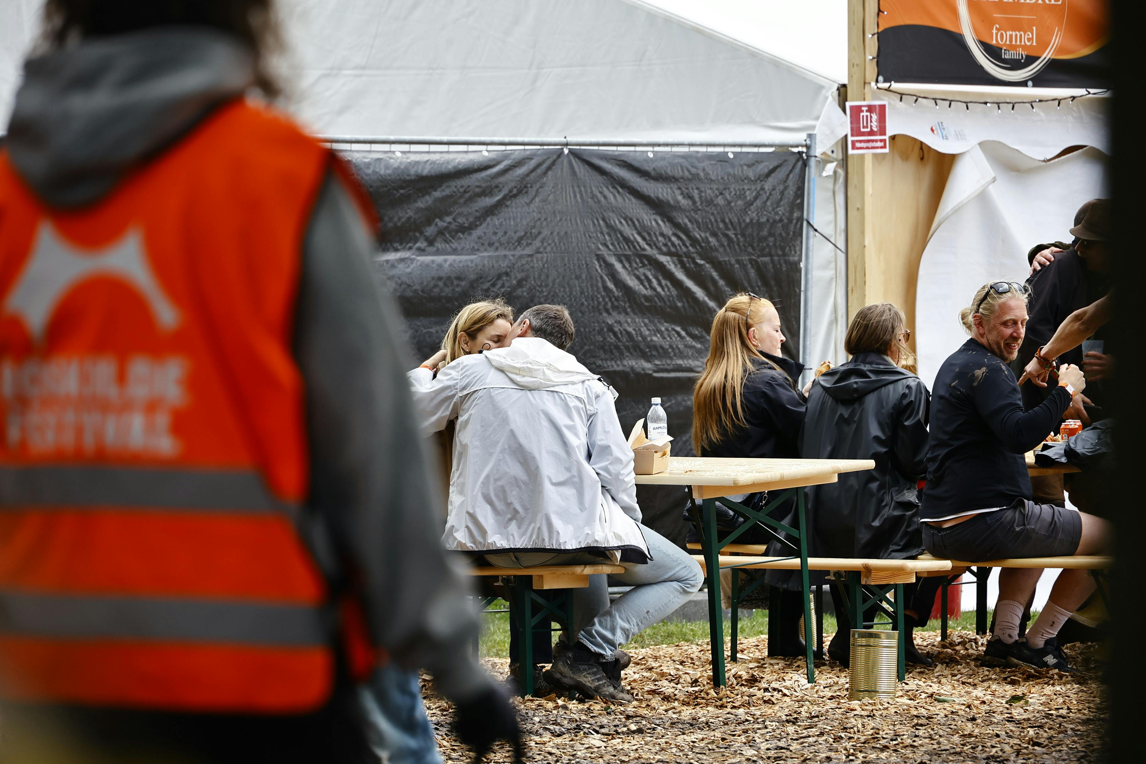 Tommy Ahlers og veninden Christina var noget tætte på Roskilde Festival.