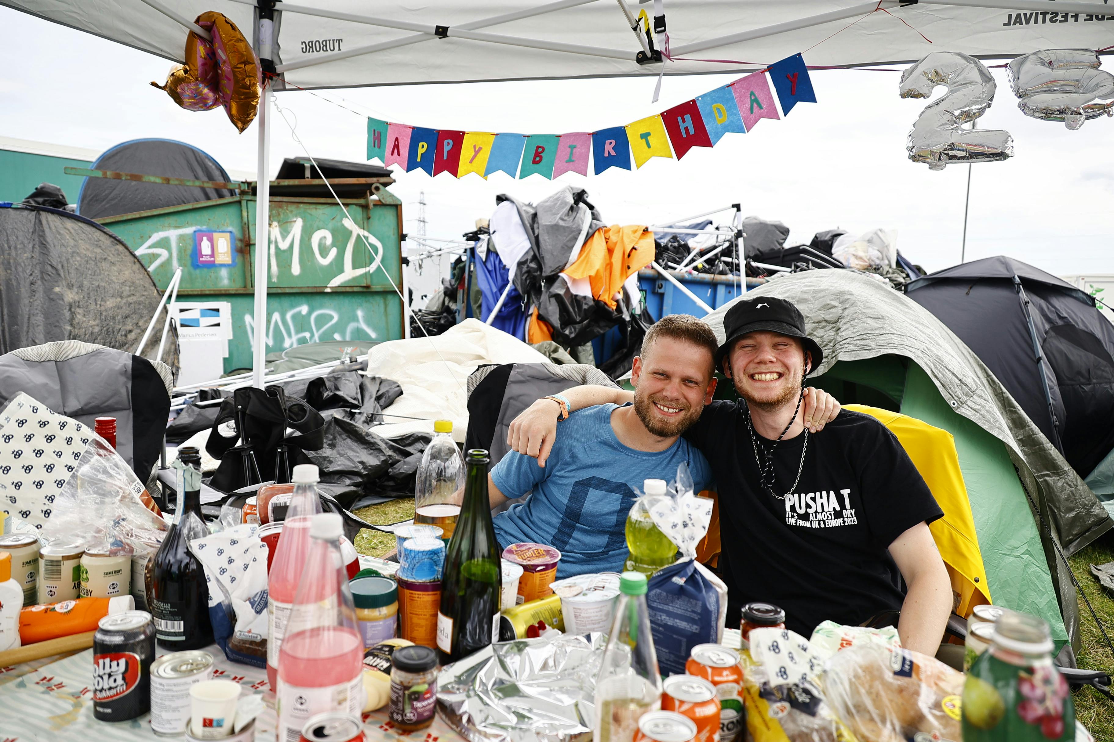 Gutterne på billedet her i hvert fald klar på mere fest og druk.