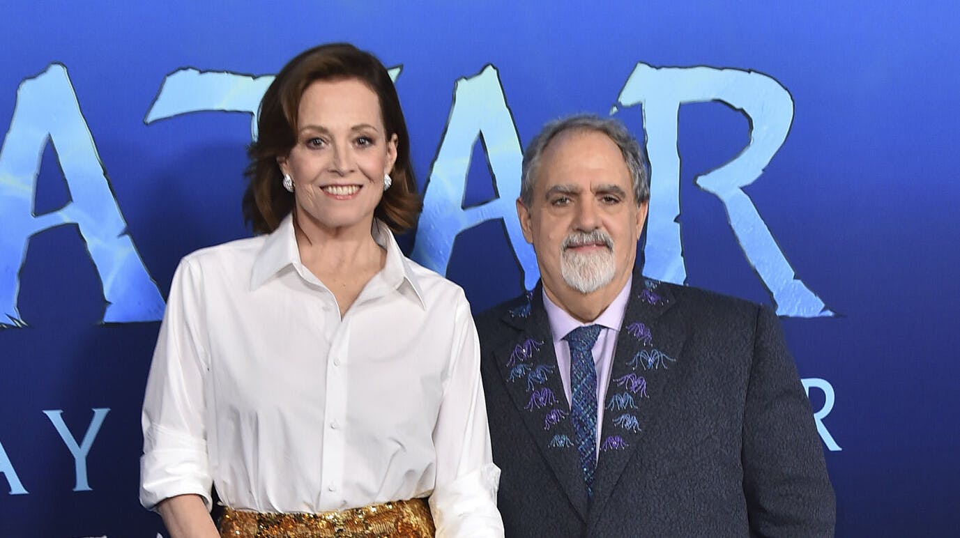 Skuespilleren Sigourney Weaver og Landau til premieren på "Avatar: The Way of Water, " i december 2022.