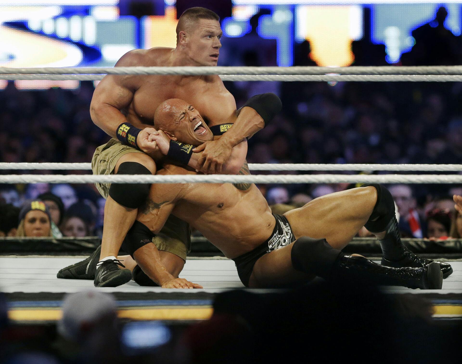 John Cena på wrestlingscenen i selskab med Dwayne "The Rock" Johnson.