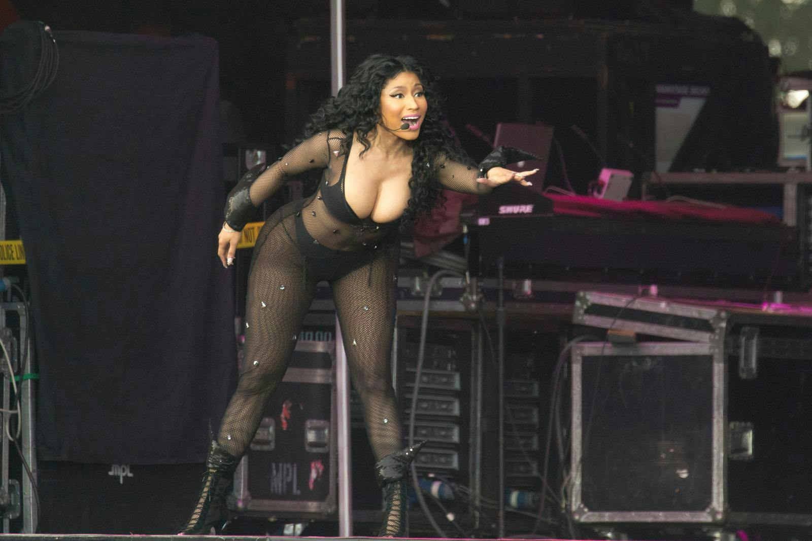 Nicki Minaj gav den i 2015 gas til den danske festival Roskilde. Men sådan et show måtte stjernens fans på SAGA-festivalen kigge længe efter.