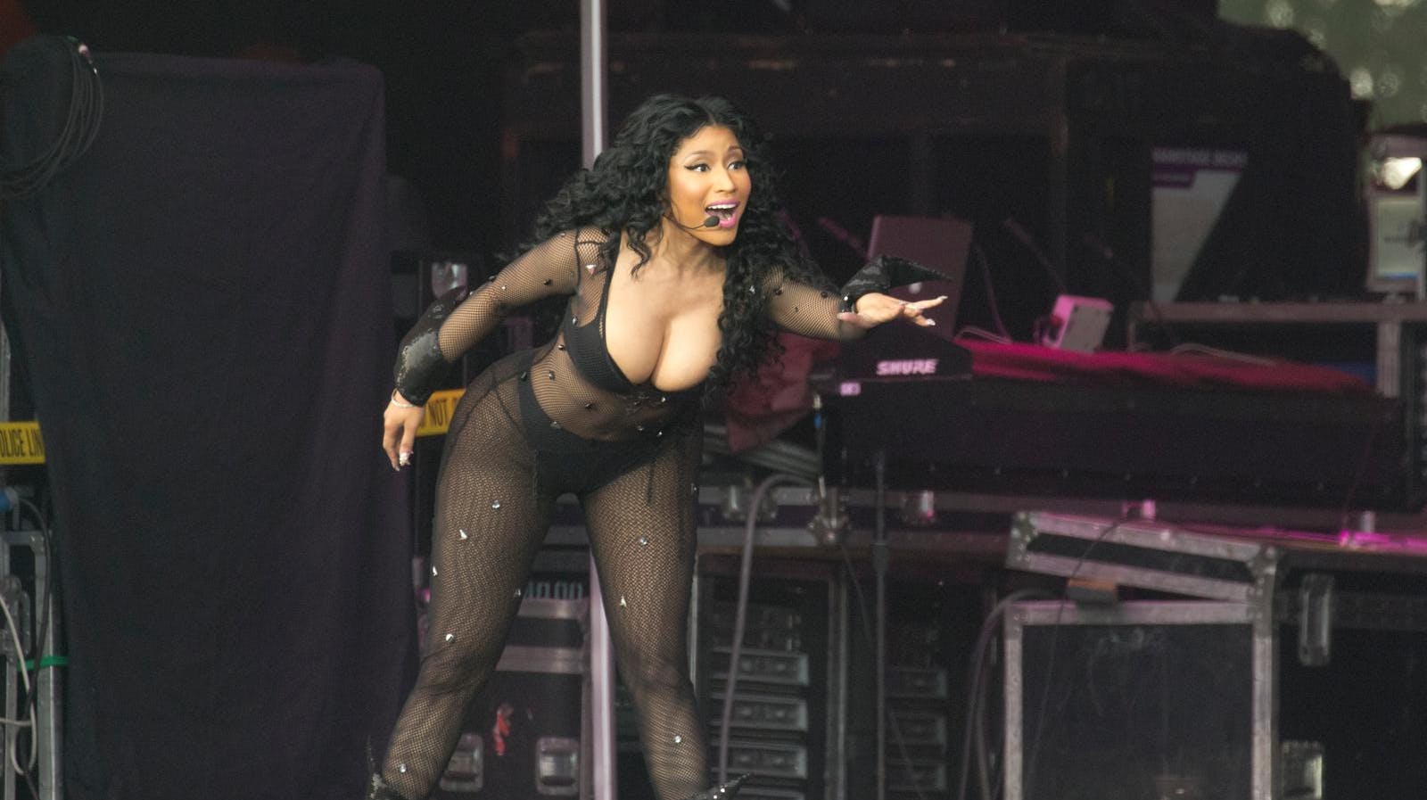 Nicki Minaj gav den i 2015 gas til den danske festival Roskilde. Men sådan et show måtte stjernens fans på SAGA-festivalen kigge længe efter.