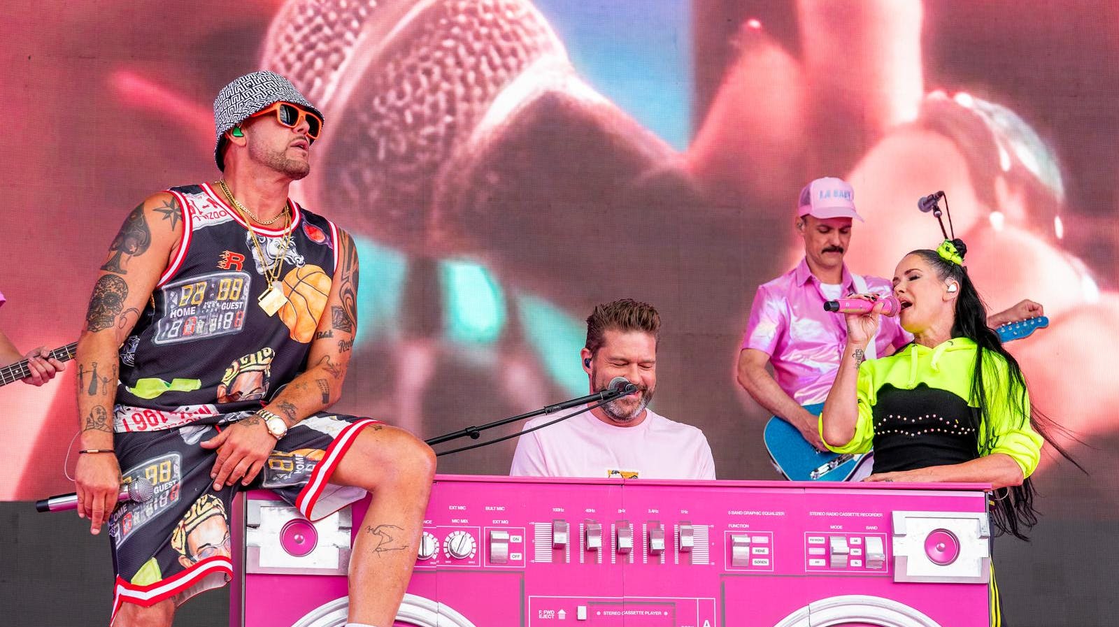 Der er fortsat efterspørgsel på Aqua - både når det gælder koncerter som her til Grøn sidste år og på at købe rettighederne til deres største hits.