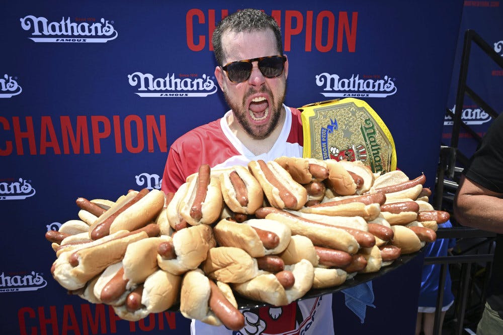39-årige Patrick Bertoletti nåede at spise 58 hotdogs på ti minutter i den årlige hotdog-spisekonkurrence på New Yorks Coney Island. (Arkivfoto).&nbsp;&nbsp;