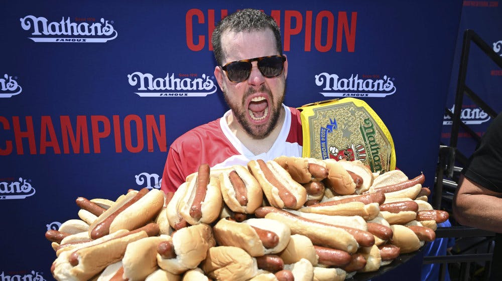 39-årige Patrick Bertoletti nåede at spise 58 hotdogs på ti minutter i den årlige hotdog-spisekonkurrence på New Yorks Coney Island. (Arkivfoto). 