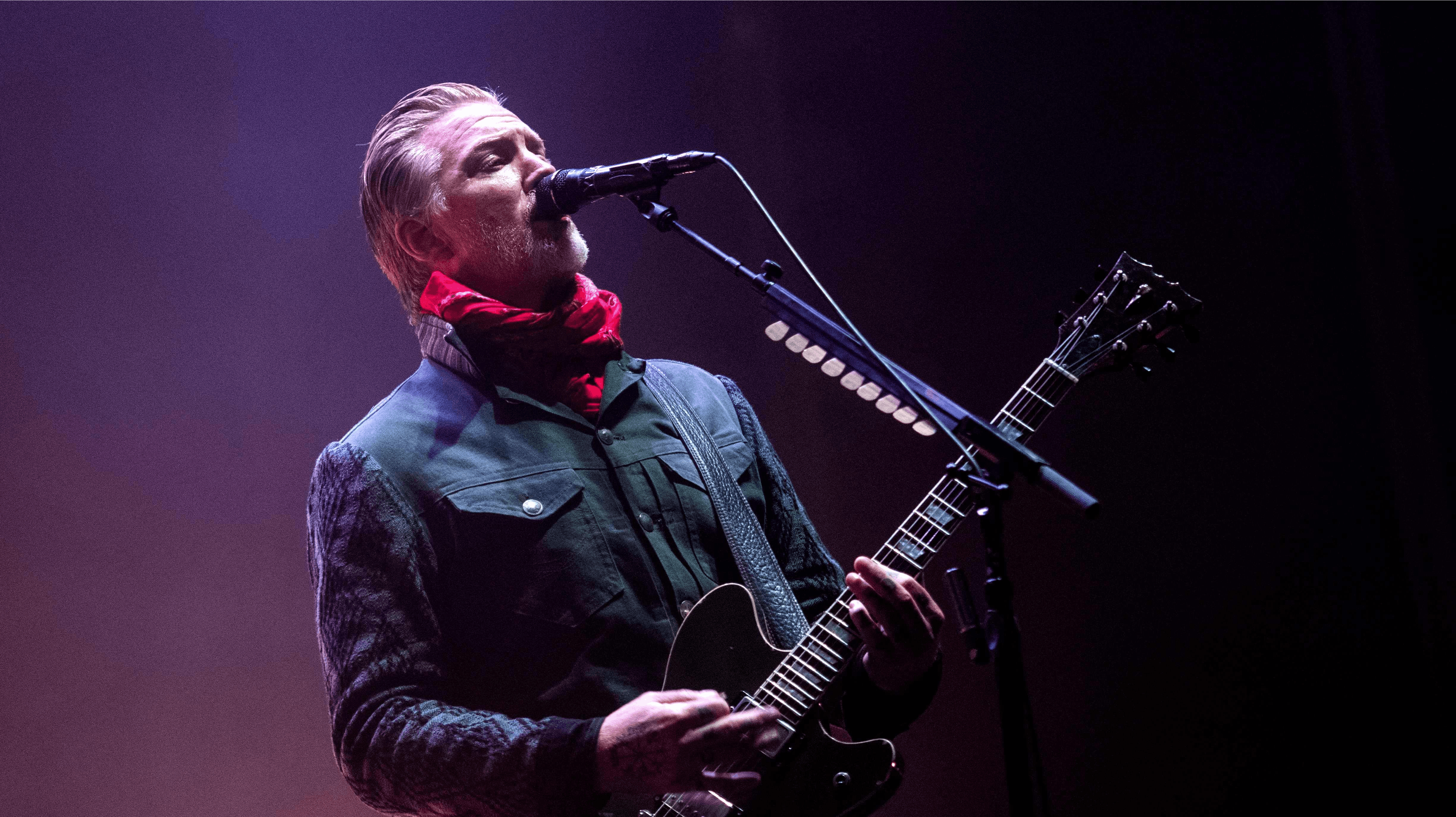 Josh Homme, der er forsanger i bandet skal hasteopereres.