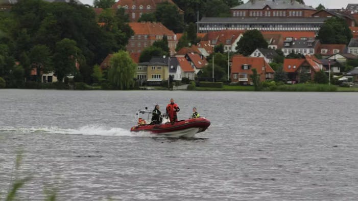 Politiet søgte intensivt efter den unge mand i søen. Tidligt torsdag aften fandt dykkere fra Søværnets Dykkertjeneste ham i søen. 