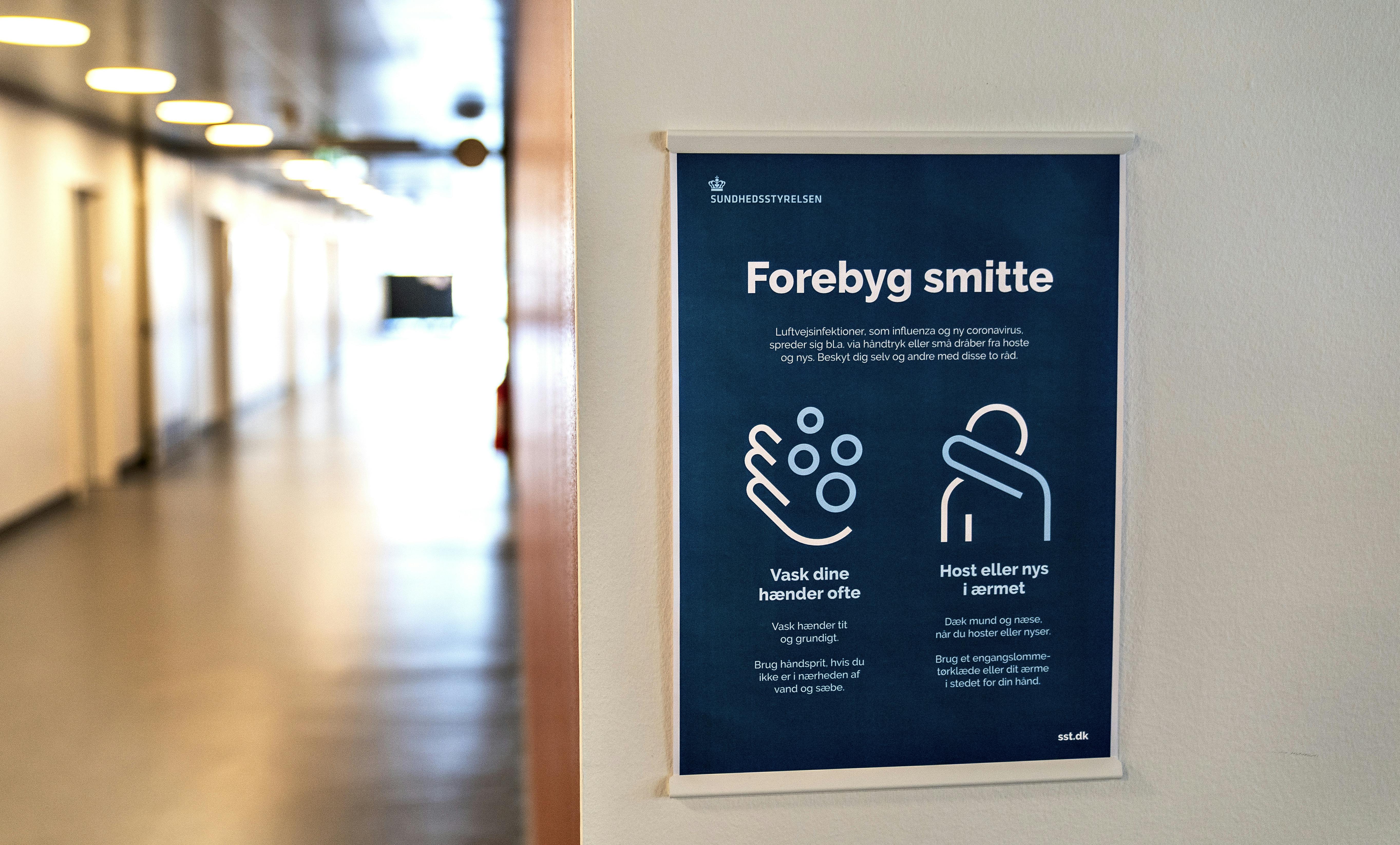 (ARKIV) Skilt om forebyggelse af smitte på Medicinerhusets gange på vej til isolationsstue med værnemidler, beskyttelseshandsker ansigtsmasker m.m., og orienterer om den nye pandemiafdeling på Aalborg Universitetshospital til brug for smittede med coronavirus , mandag 3. marts 2020. Siden fredag er der registreret yderligere seks smittetilfælde med coronavirus i Danmark. Det skriver Ritzau, lørdag den 7. marts 2020.. (Foto: Henning Bagger/Ritzau Scanpix)