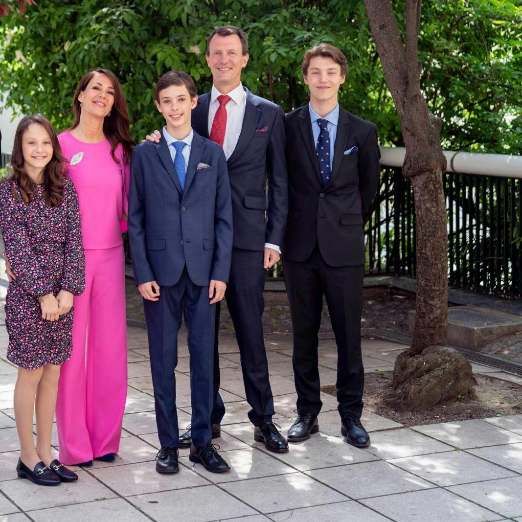 Inden dronning Margrethe gjorde sin ældste søn til kong Frederik, forringede hun titlerne, som prins Joachims børn havde. Og det er dem, der indtil nu har været koks i hos fonden, der bærer Felix og Nikolais navn.