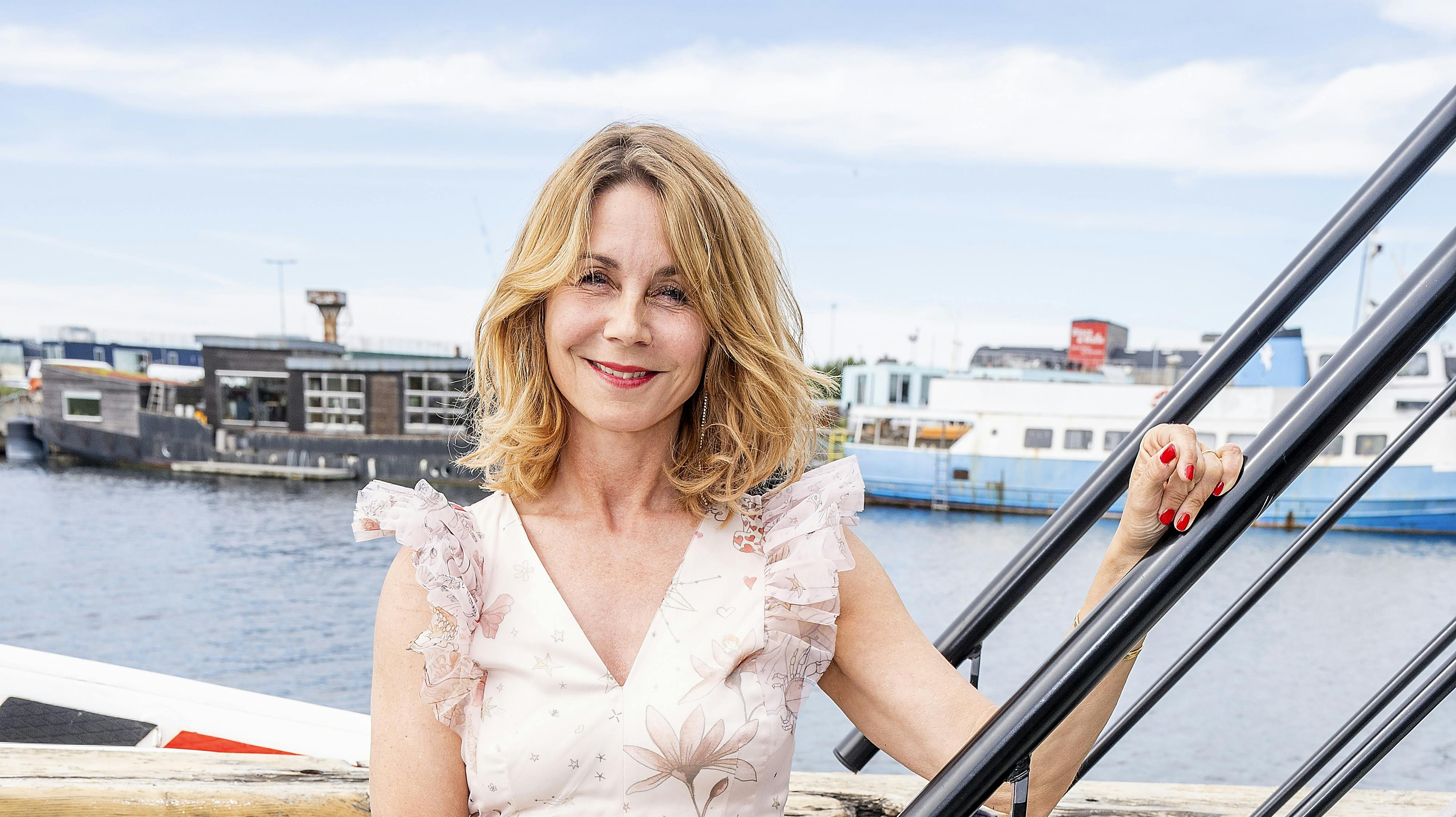 Anne Louise Hassing sørger for at holde gnisten i gang i soveværelset.
