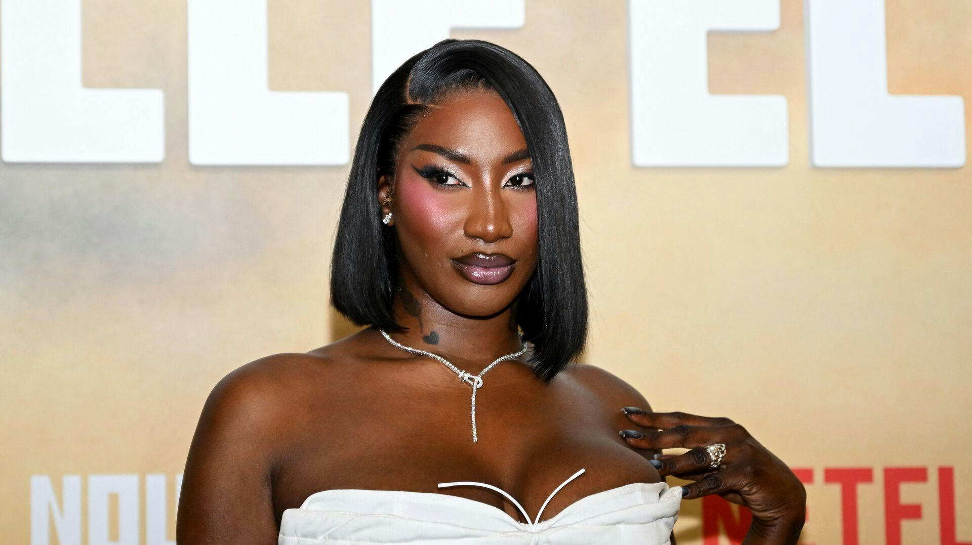 29-årige Aya Nakamura er en fransk-malisk singer-songwriter. 