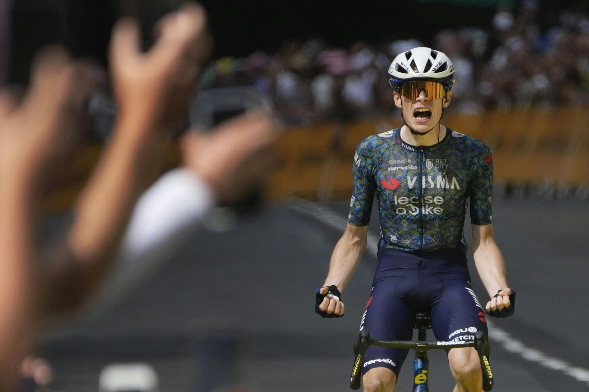 Jonas Vingegaards flotte sejr på 11. etape fik sportsdirektør Frans Maassen til at bryde ud i tårer efter etapen.
