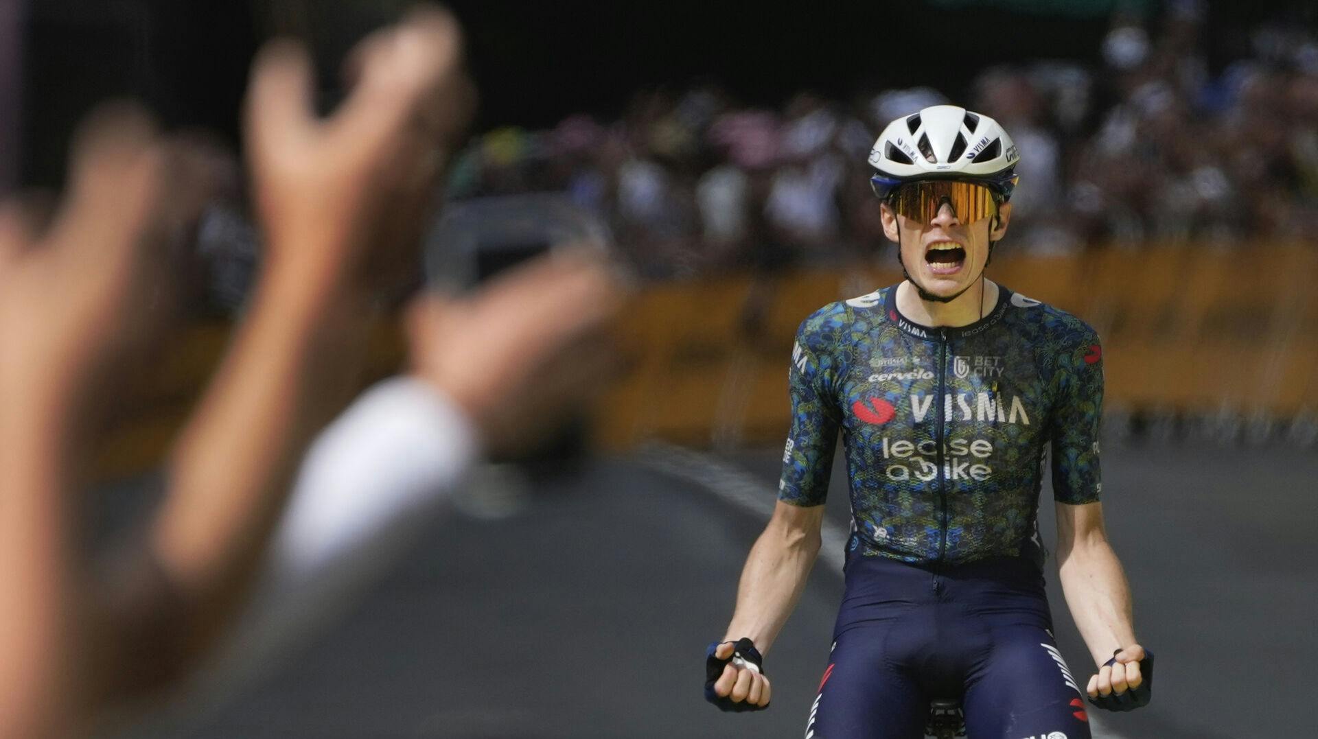 Jonas Vingegaards flotte sejr på 11. etape fik sportsdirektør Frans Maassen til at bryde ud i tårer efter etapen.