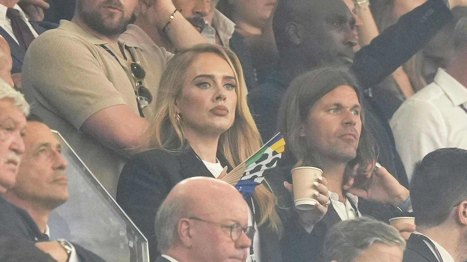 Adele følger skarpt med i EM-semifinalen.