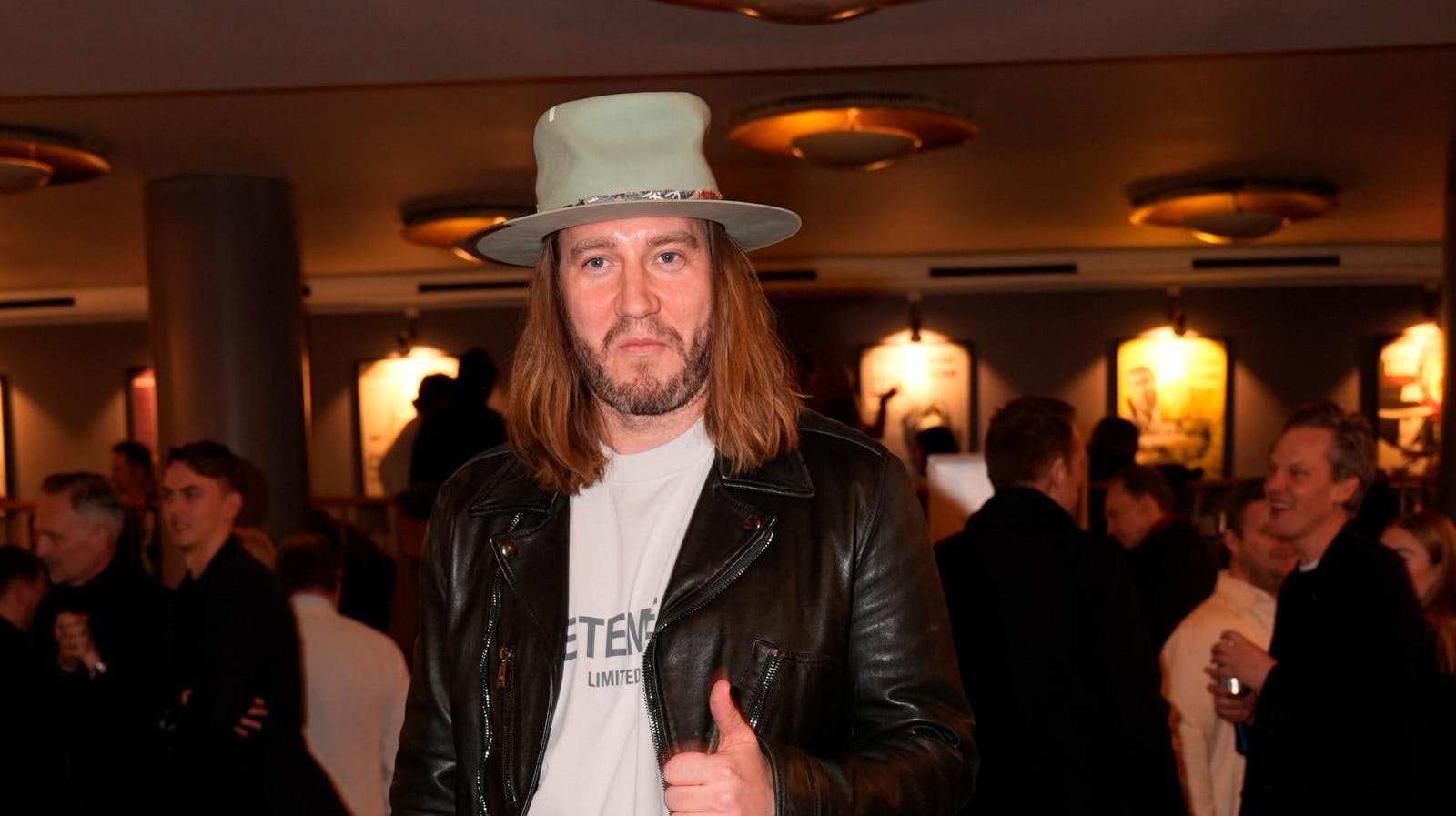 Det er dyrt at være Nicklas Bendtner, men det holder tilsyneladende ikke humøret nede.