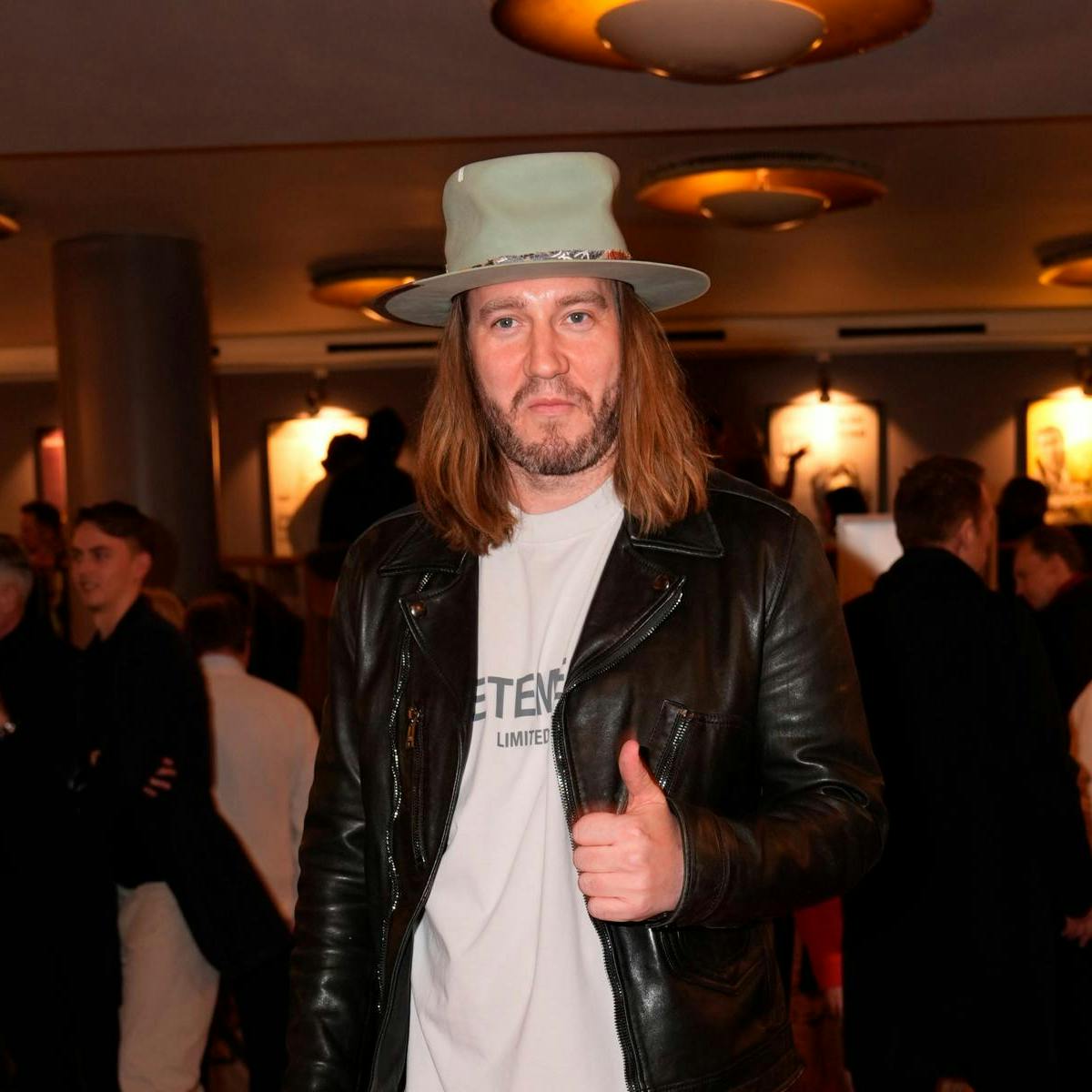 Det er dyrt at være Nicklas Bendtner, men det holder tilsyneladende ikke humøret nede.