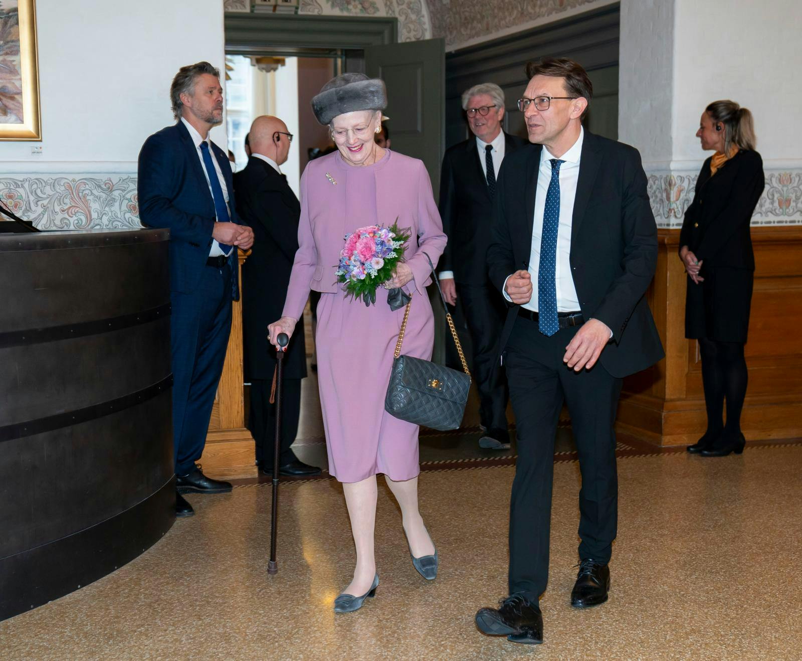 Her ses Jeppe Søe sammen med dronning Margrethe, hvor han som næstformand i folketingets præsidium har fået æren af at ledsage hende under et besøg.