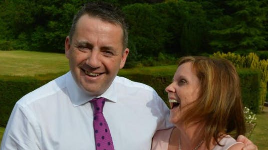 John Hunts 61-årige kone Carol er en af ofrene i den tragiske sag i England, hvor tre kvinder tirsdag aften blev angrebet. De to andre ofre i sagen er John og Carols to døtre.